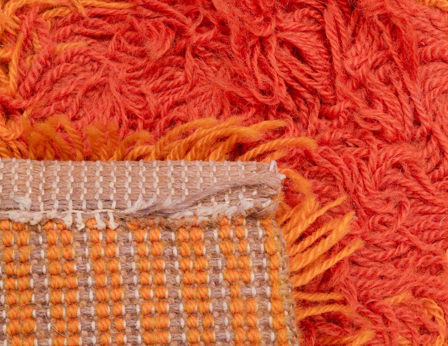 Coton Artistique textile scandinave. Grand tapis en coton rya. Motif de l'âge de l'espace. en vente