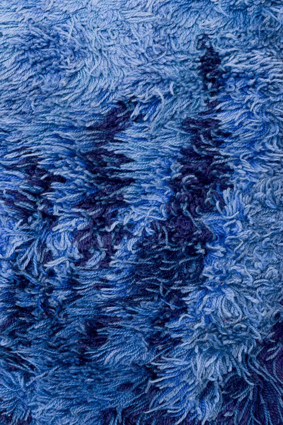 Scandinave moderne Designer textile scandinave. Tapis en coton rya. Motif abstrait dans des couleurs bleues. en vente