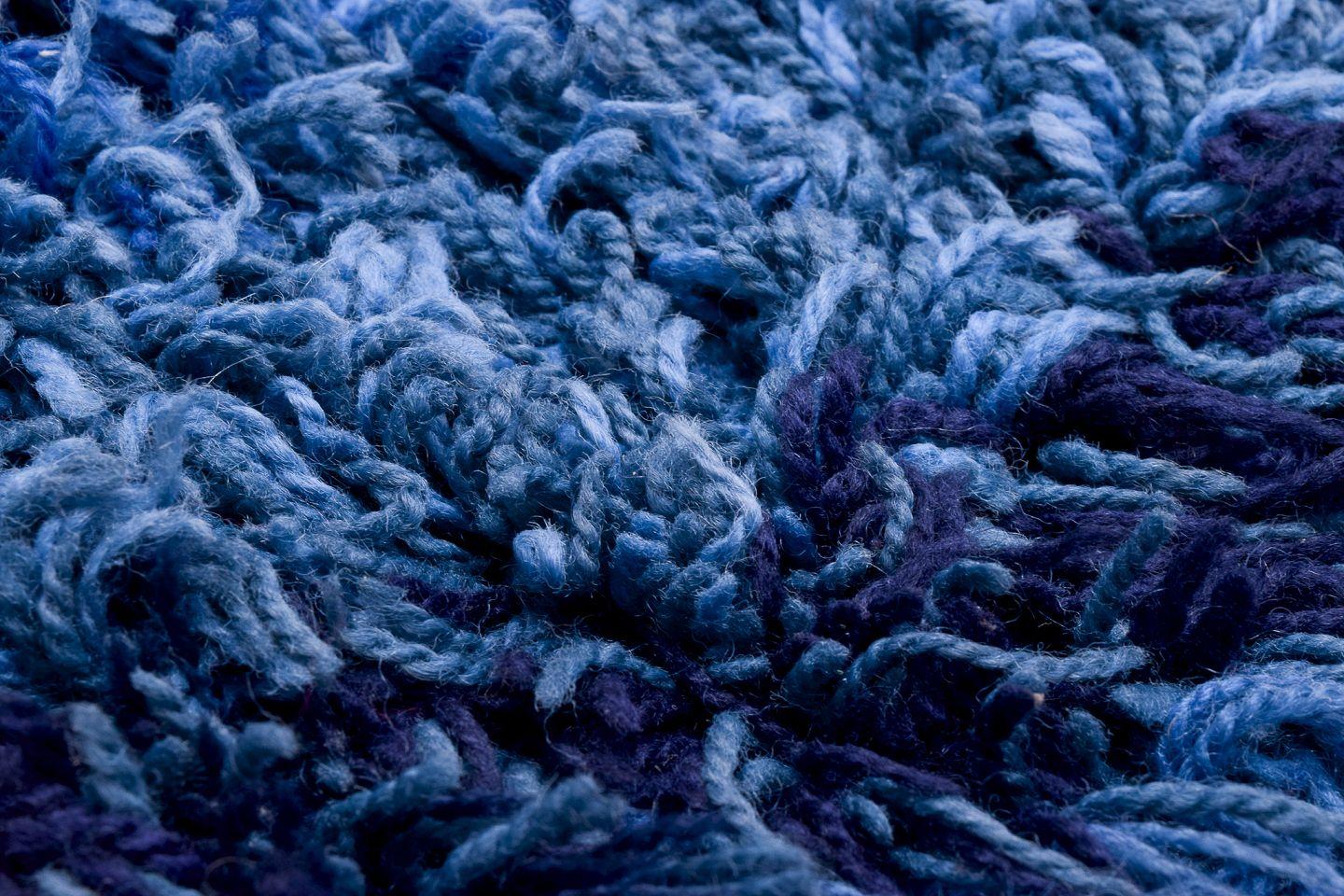 Scandinave Designer textile scandinave. Tapis en coton rya. Motif abstrait dans des couleurs bleues. en vente