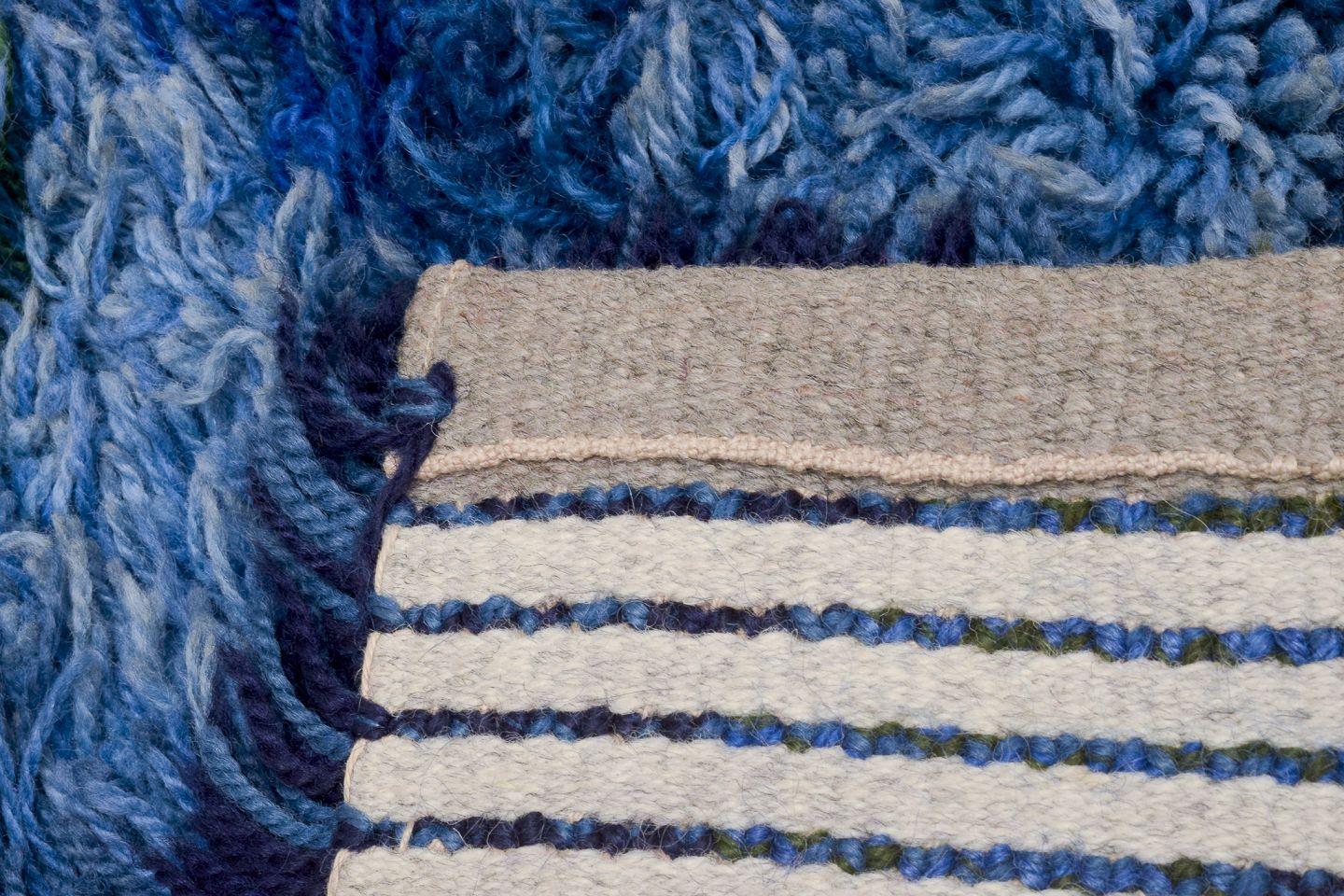 Designer textile scandinave. Tapis en coton rya. Motif abstrait dans des couleurs bleues. Excellent état - En vente à Copenhagen, DK