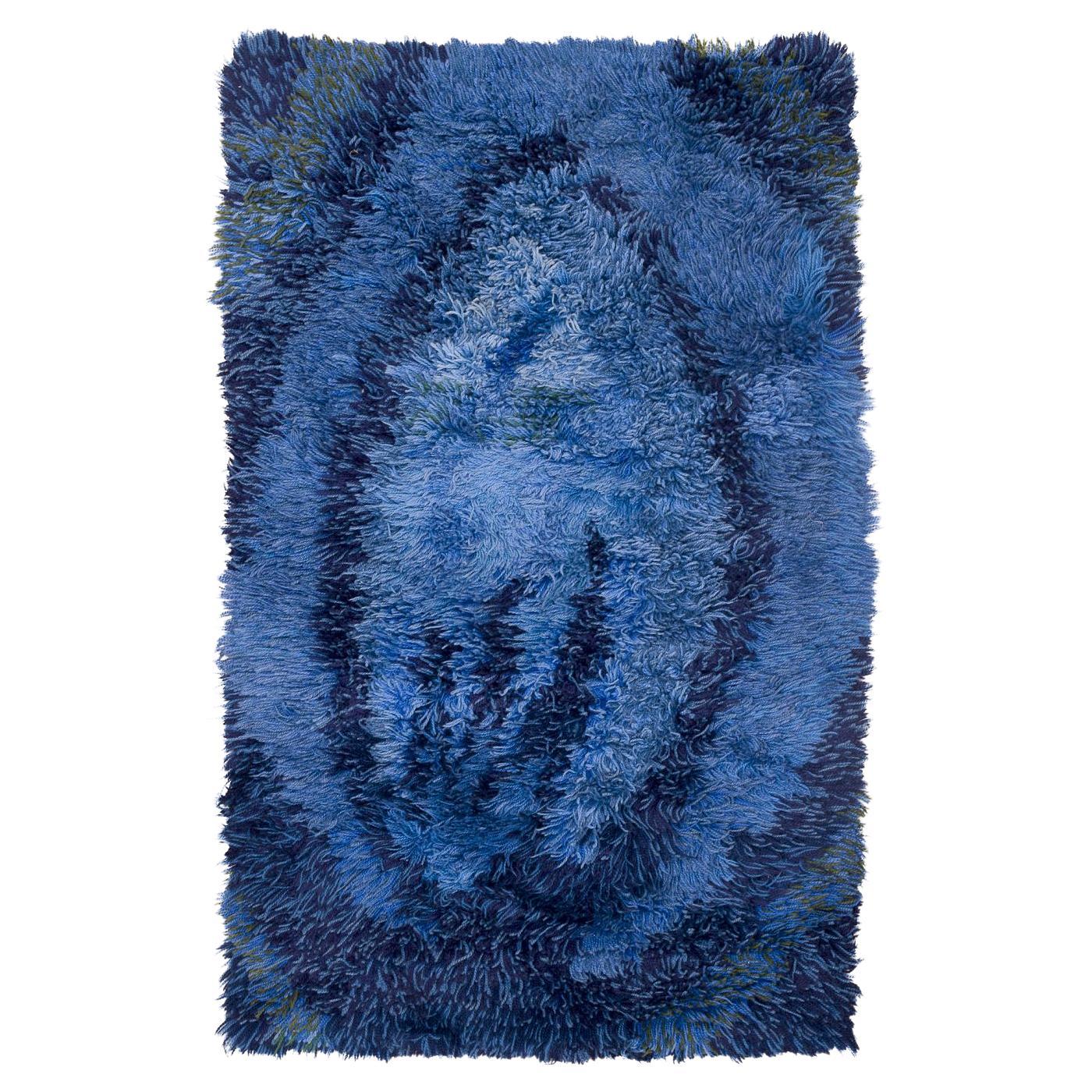 Designer textile scandinave. Tapis en coton rya. Motif abstrait dans des couleurs bleues.