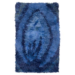 Designer textile scandinave. Tapis en coton rya. Motif abstrait dans des couleurs bleues.