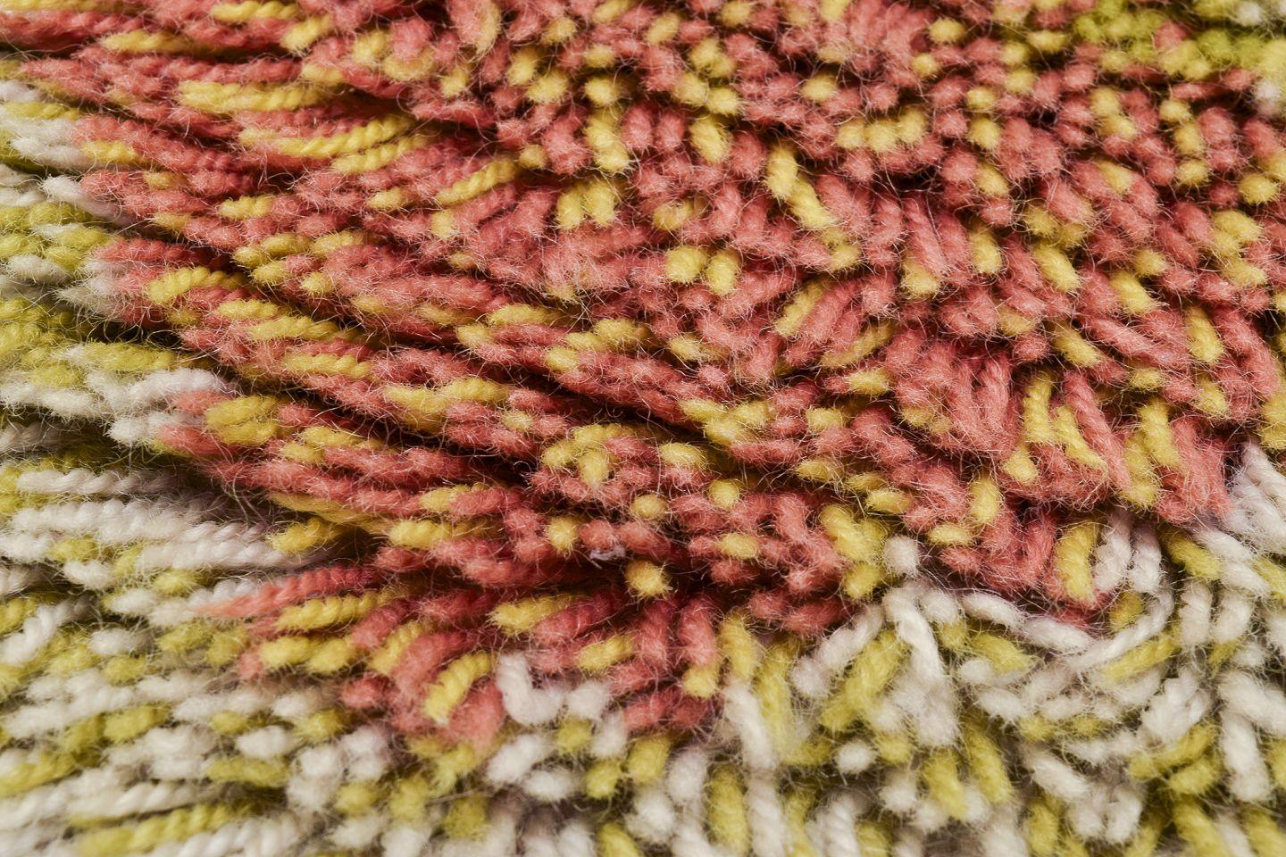 Designer textile scandinave. Tapis en coton rya. Motif de feuilles aux couleurs de l'automne. en vente 5