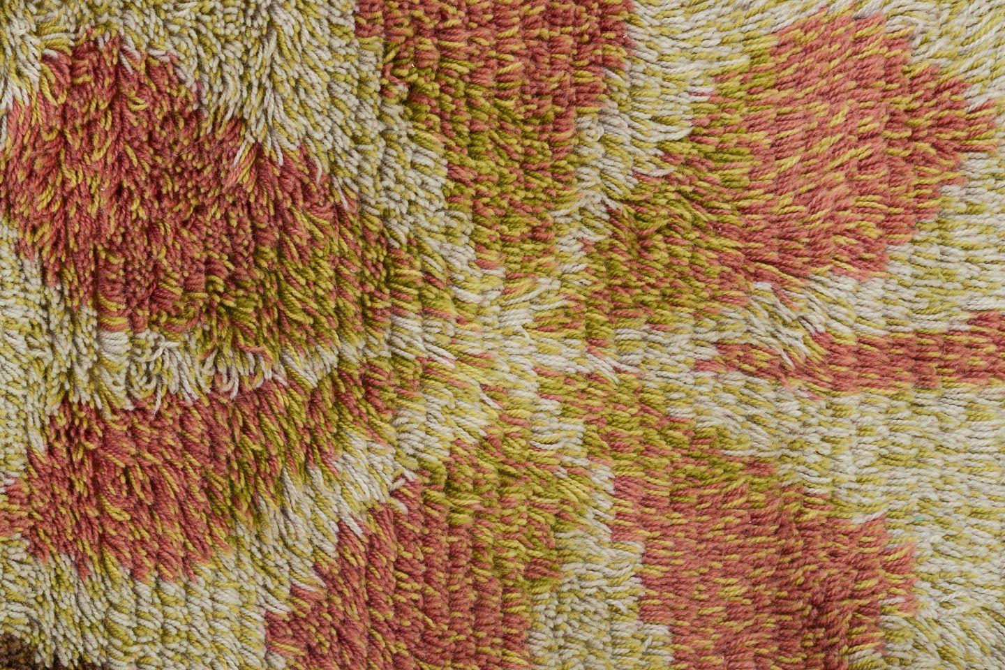 Scandinave moderne Designer textile scandinave. Tapis en coton rya. Motif de feuilles aux couleurs de l'automne. en vente
