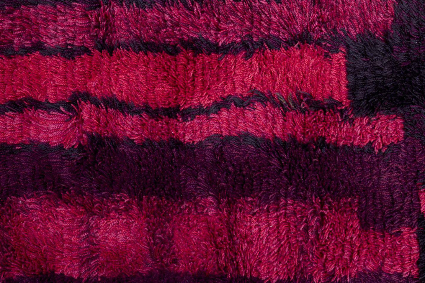 Les produits d'occasion sont exonérés de droits d'importation pour les clients américains. 
Par conséquent, aucun droit d'importation ne s'appliquera à votre achat.

Designer textile scandinave.
Hand wowen.
Tapis en coton rya.
Motif