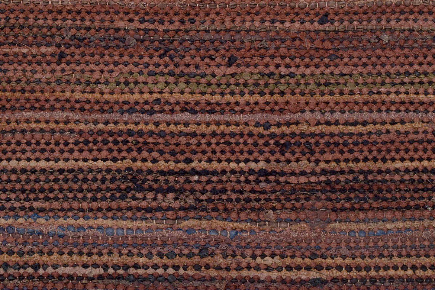 Scandinave moderne Designer textile scandinave. Rug & Kilim noué à la main dans des tons sombres. en vente