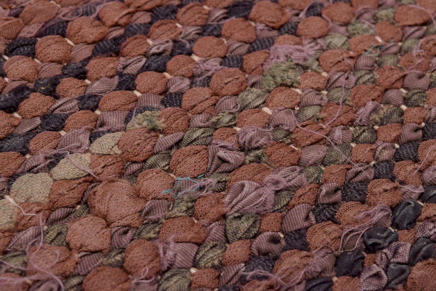 Scandinave Designer textile scandinave. Rug & Kilim noué à la main dans des tons sombres. en vente