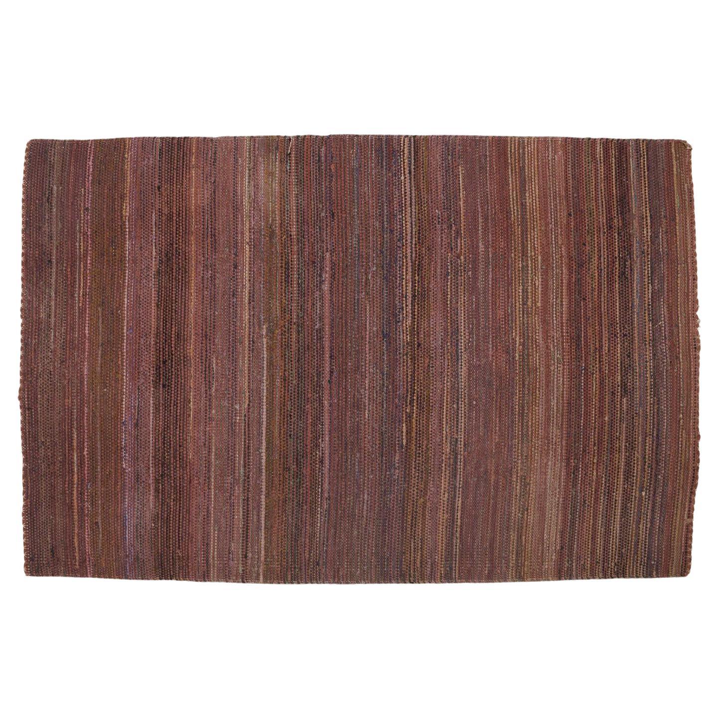 Designer textile scandinave. Rug & Kilim noué à la main dans des tons sombres. en vente