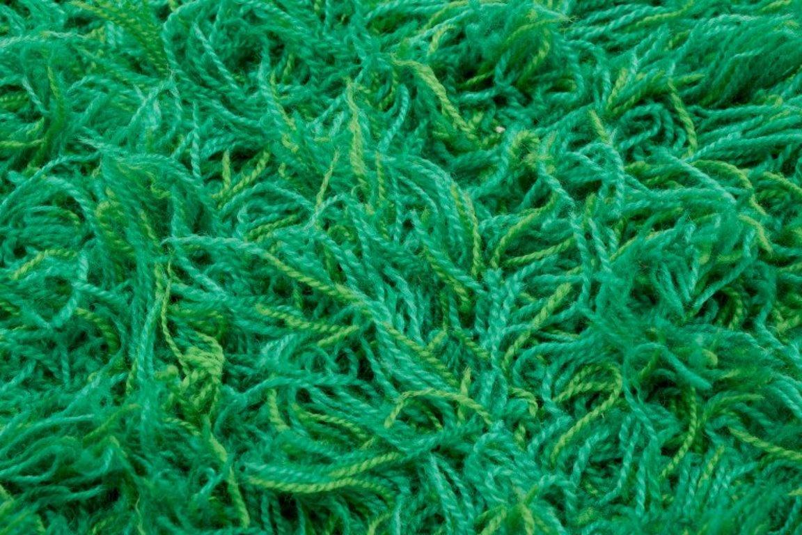 Scandinavo Designer tessile scandinavo. Tappeto Rya in puro cotone. Toni verdi. 1970s. in vendita