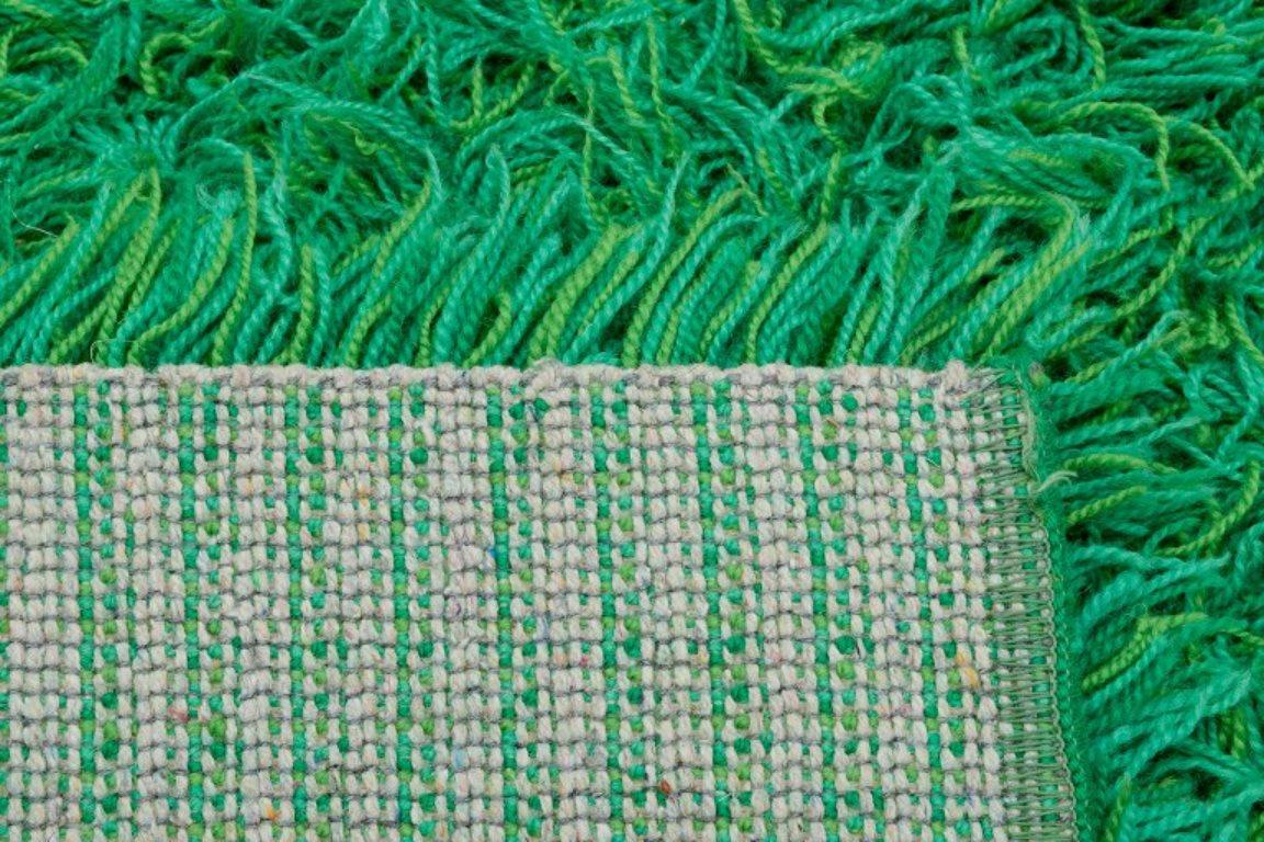 Fine XX secolo Designer tessile scandinavo. Tappeto Rya in puro cotone. Toni verdi. 1970s. in vendita