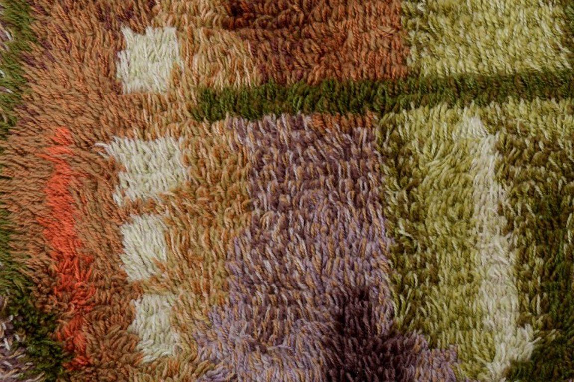 Fine XX secolo Designer tessile scandinavo. Tappeto Rya in puro cotone. Design policromo. in vendita