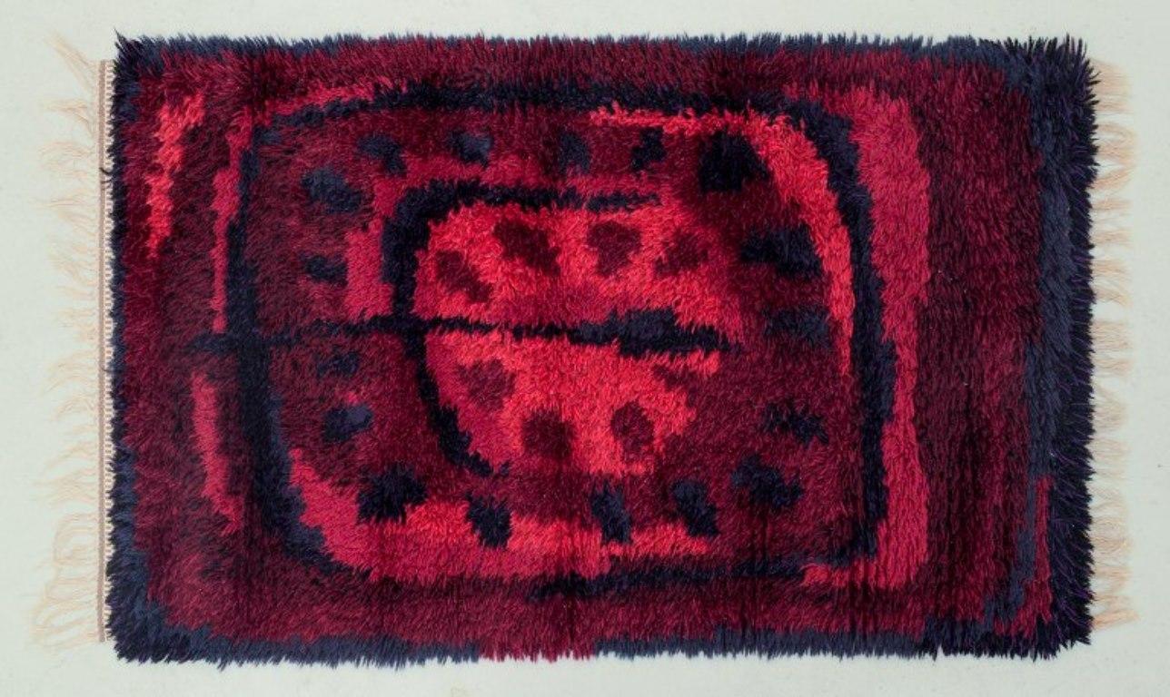 Scandinavian textile designer.
Rya carpet in pure wool.
Geometric pattern.
Red and violet colors.
1970s.
Perfect condition.
Dimensions: 138 cm x 79 cm including fringes.