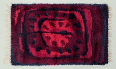 Scandinavian textile designer. Rya carpet in pure wool. Geometric pattern.