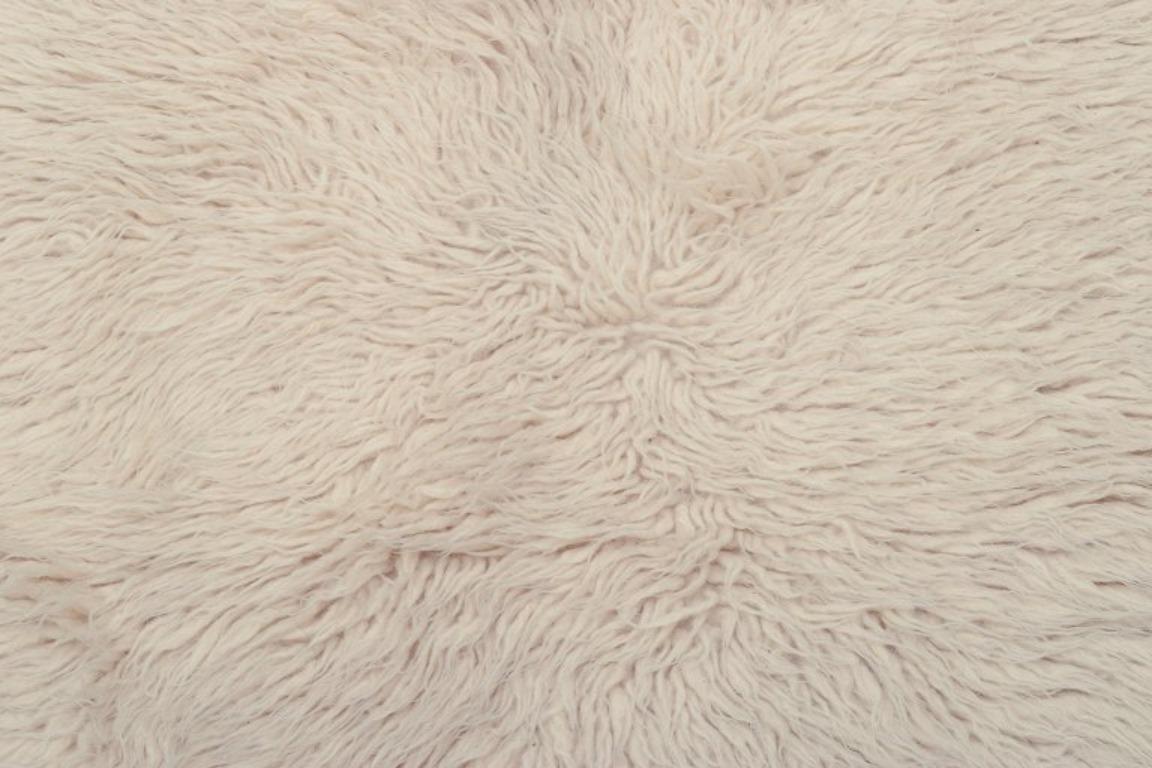 Designer tessile scandinavo.
Tappeto Rya in pura lana.
Look da pelliccia di orso polare.
1970s.
Condizioni perfette. Avrebbe bisogno di una pulizia.
Dimensioni: 185 cm x 107 cm.