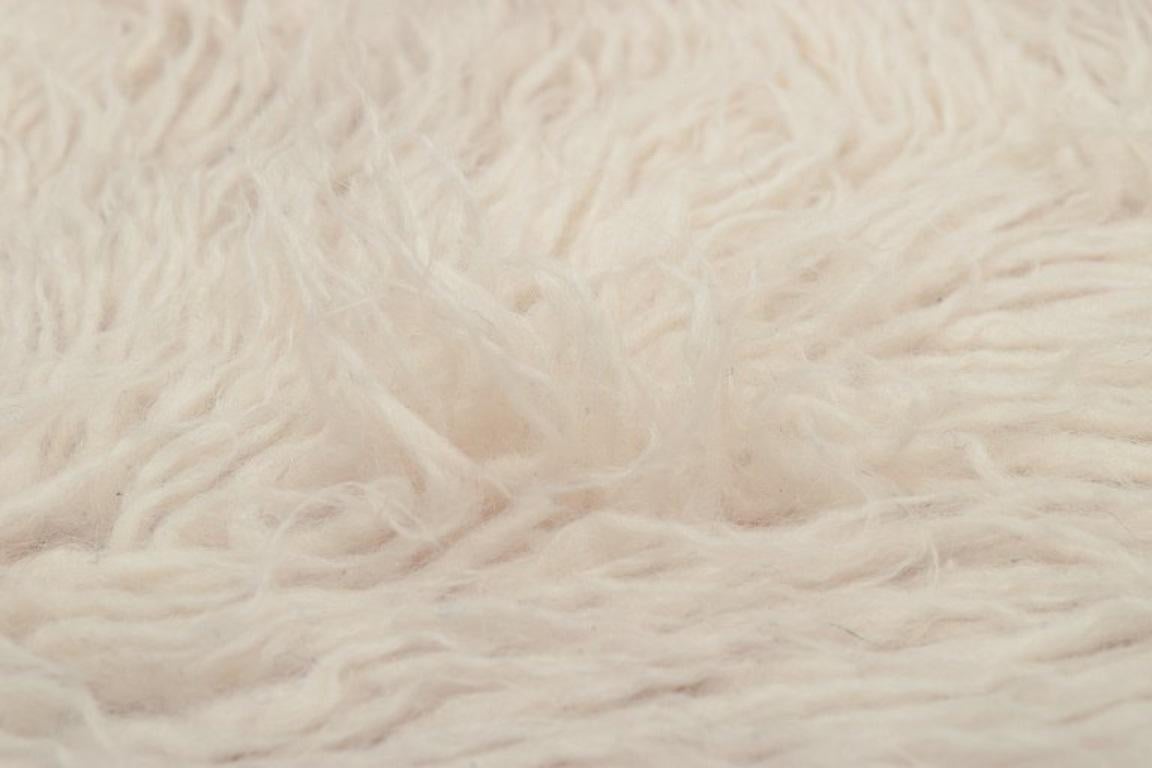 Scandinavo Designer tessile scandinavo. Tappeto Rya in pura lana. Look da pelliccia di orso polare. in vendita