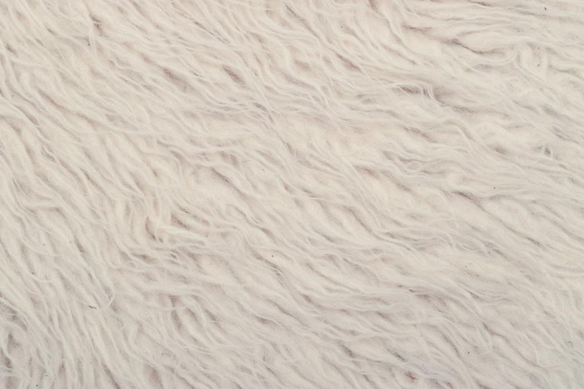 Designer tessile scandinavo. Tappeto Rya in pura lana. Look da pelliccia di orso polare. In condizioni ottime in vendita a København, Copenhagen