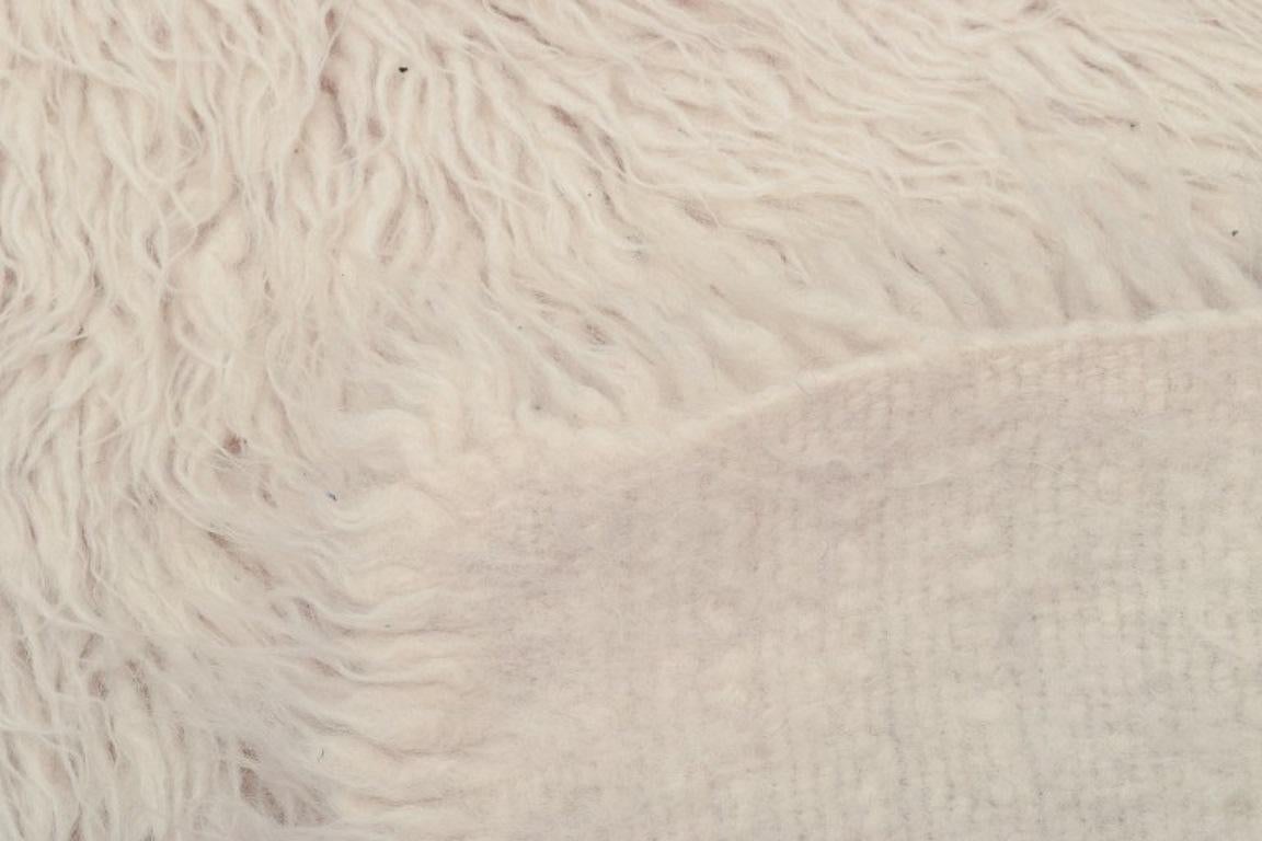 Fine XX secolo Designer tessile scandinavo. Tappeto Rya in pura lana. Look da pelliccia di orso polare. in vendita