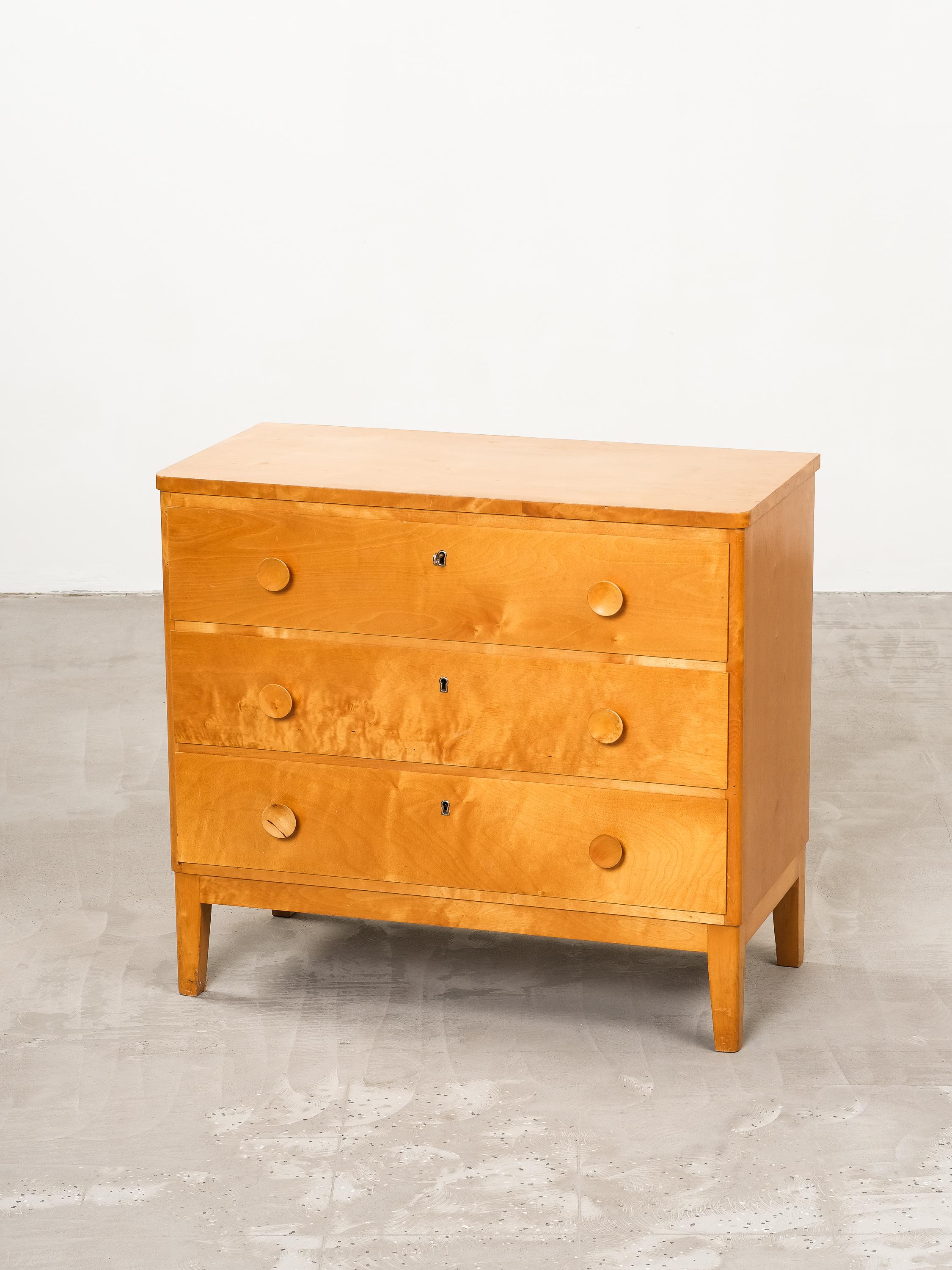 Scandinavian chest of  3 lockable drawers.

Classy birch chest of drawers consisting of 3 drawers with metal details on the locks. The light color and burl wood grain make it an elegant piece of furniture.