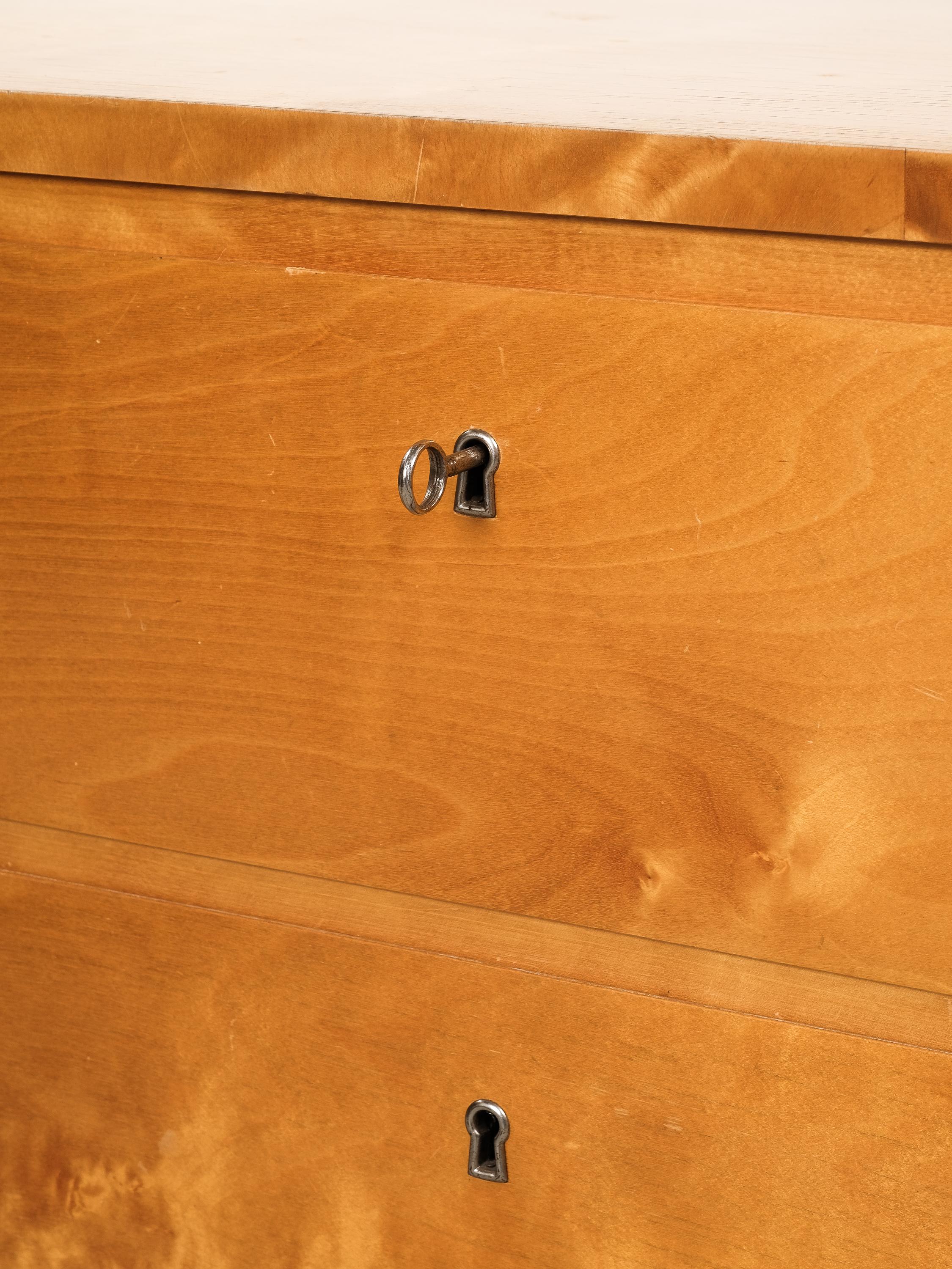 Scandinavian Three Drawer Chest in Birch, 1940s In Good Condition For Sale In Karis, Nyland