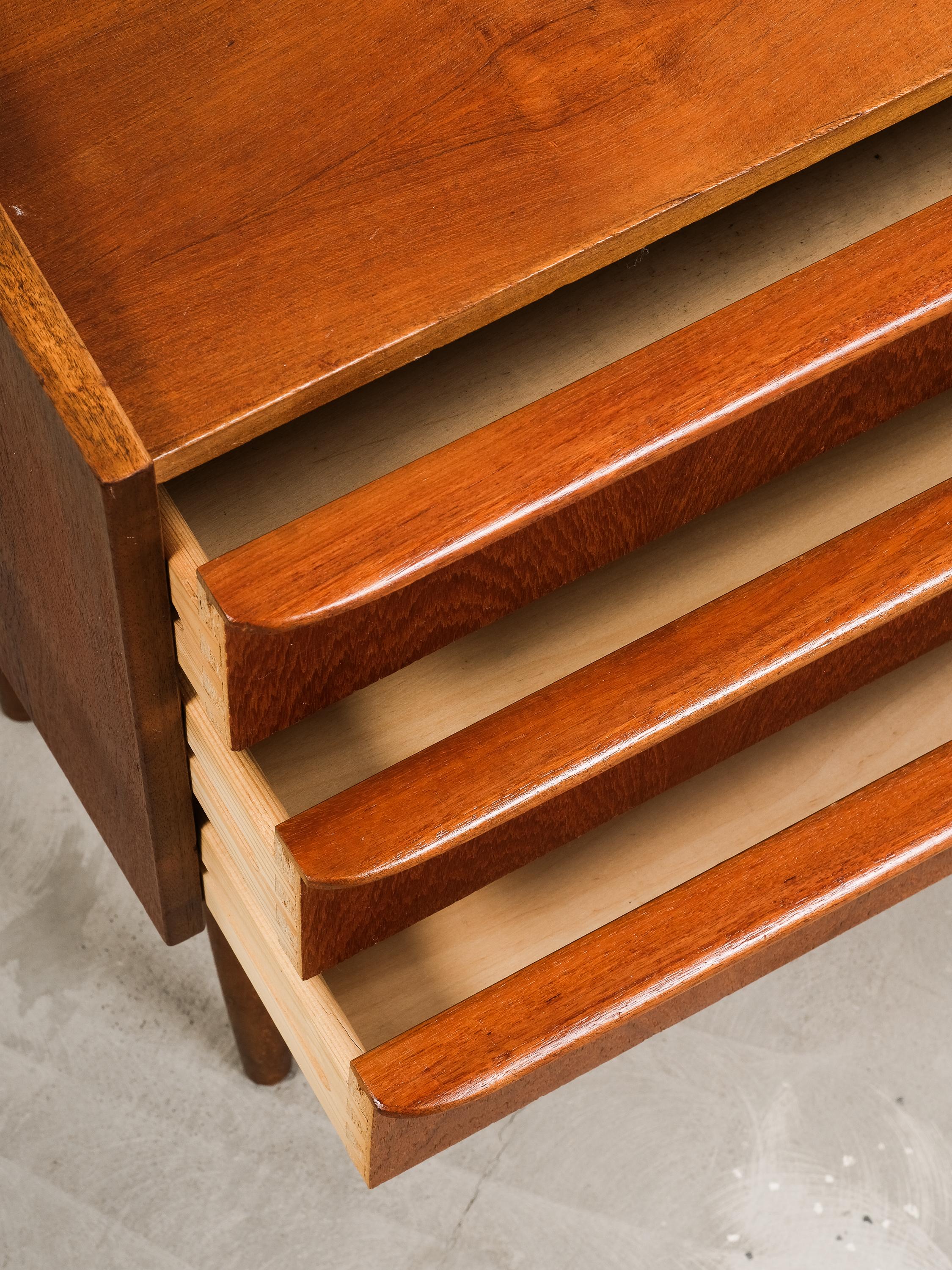 Cassettone scandinavo a tre cassetti in teak, anni '50 in vendita 2