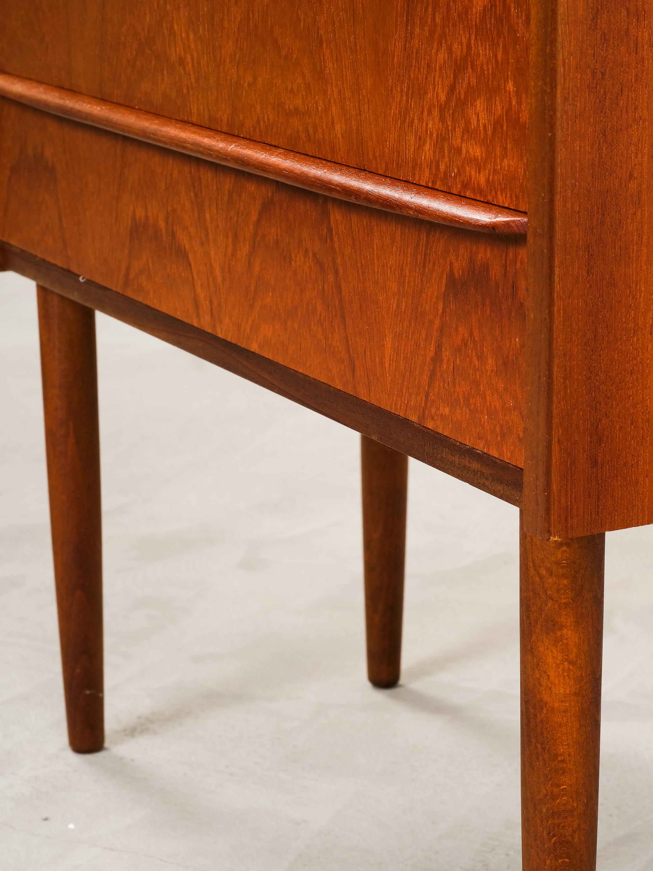 Cassettone scandinavo a tre cassetti in teak, anni '50 in vendita 3