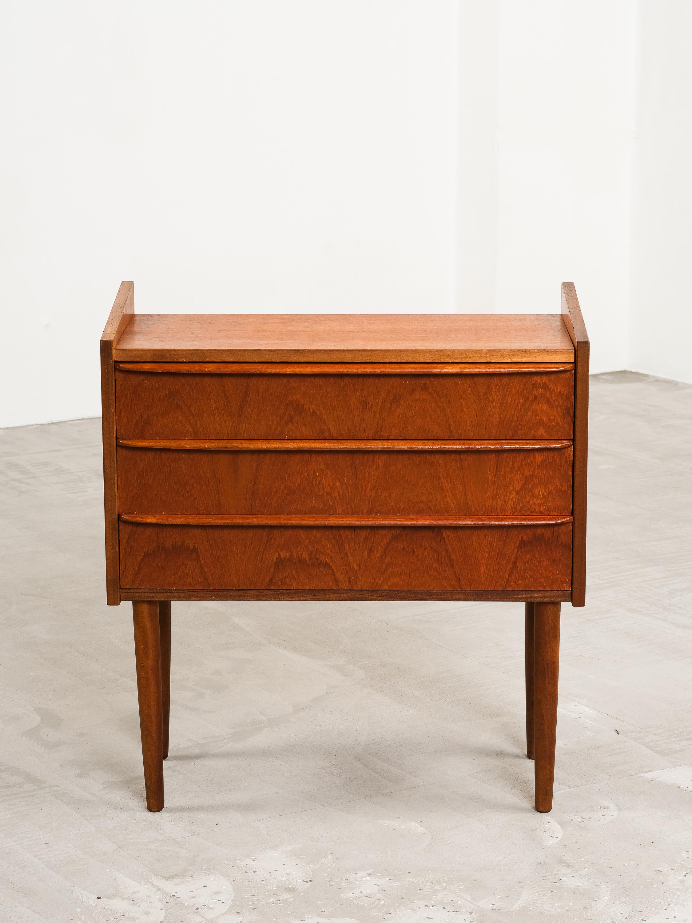 Scandinavo moderno Cassettone scandinavo a tre cassetti in teak, anni '50 in vendita