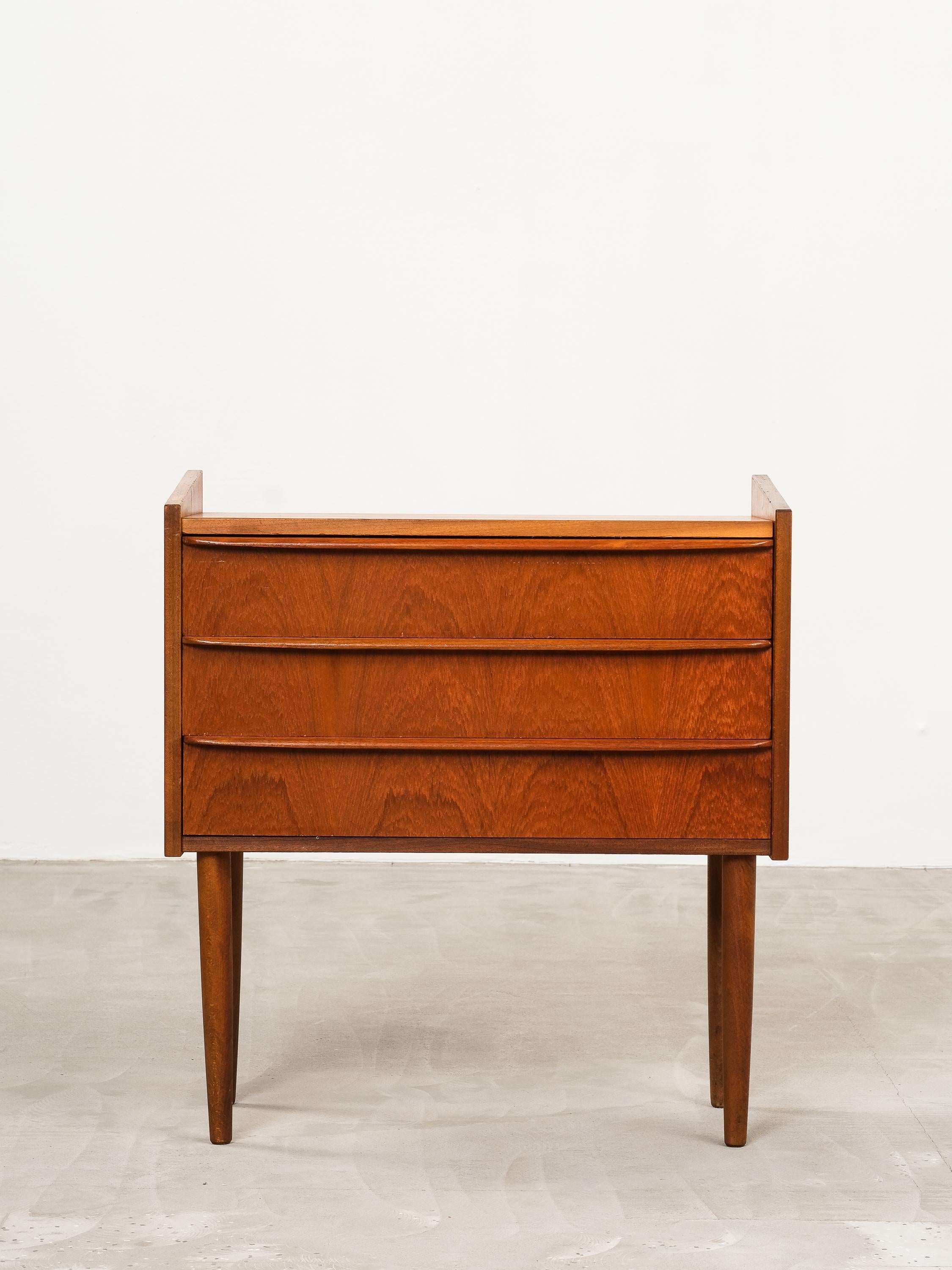 Danese Cassettone scandinavo a tre cassetti in teak, anni '50 in vendita