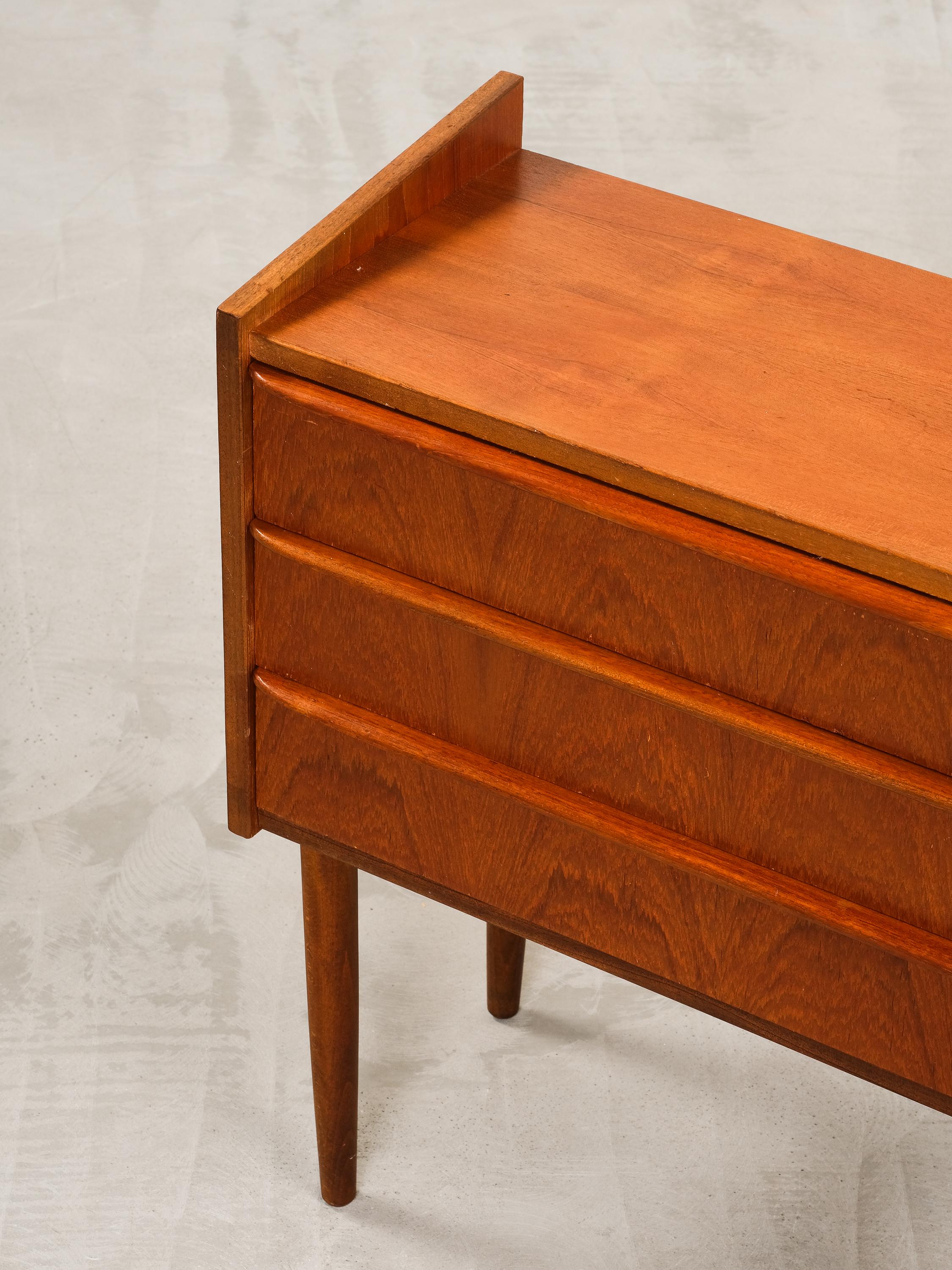 Impiallacciato Cassettone scandinavo a tre cassetti in teak, anni '50 in vendita