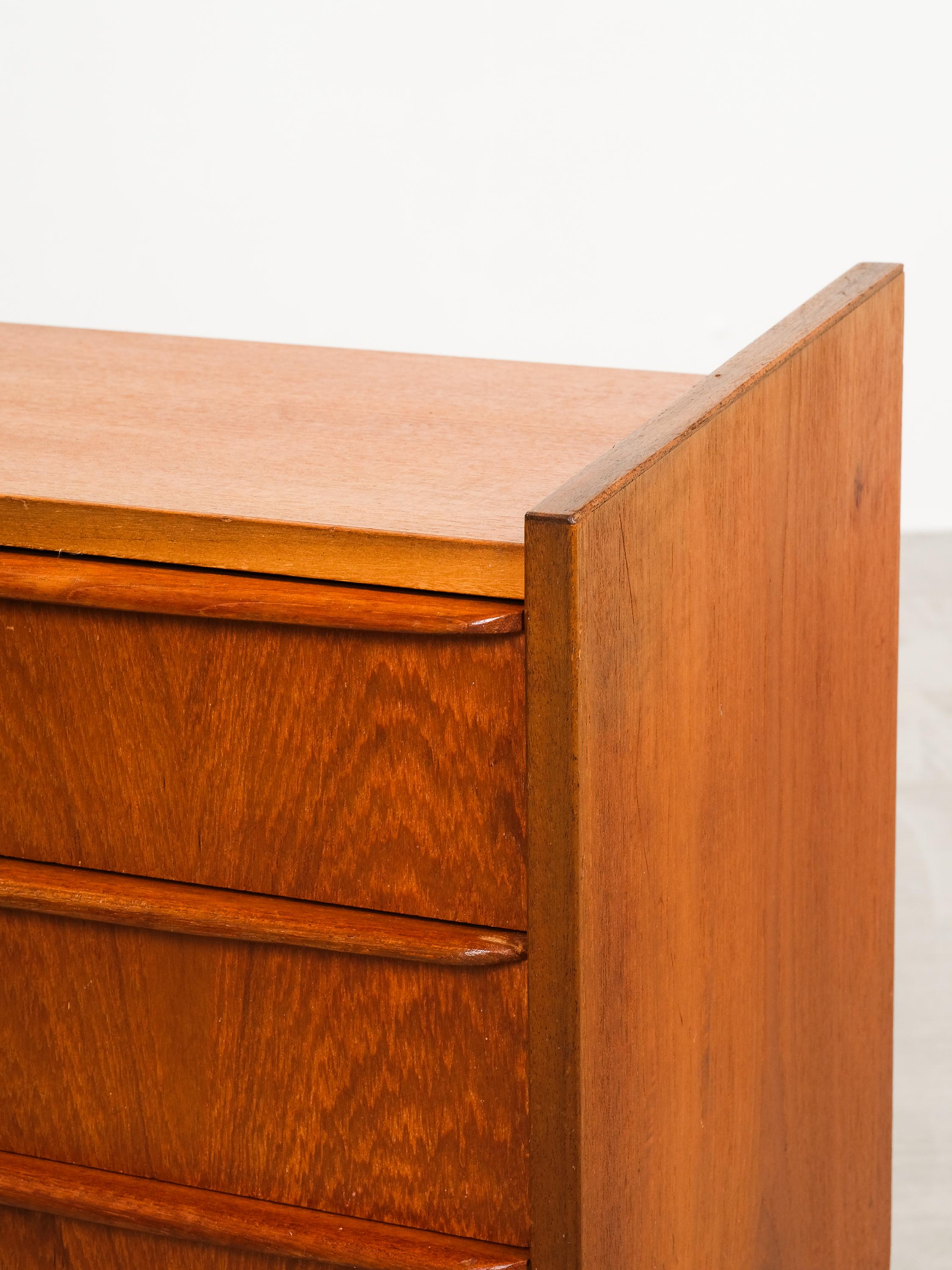 Cassettone scandinavo a tre cassetti in teak, anni '50 In condizioni buone in vendita a Karis, Nyland