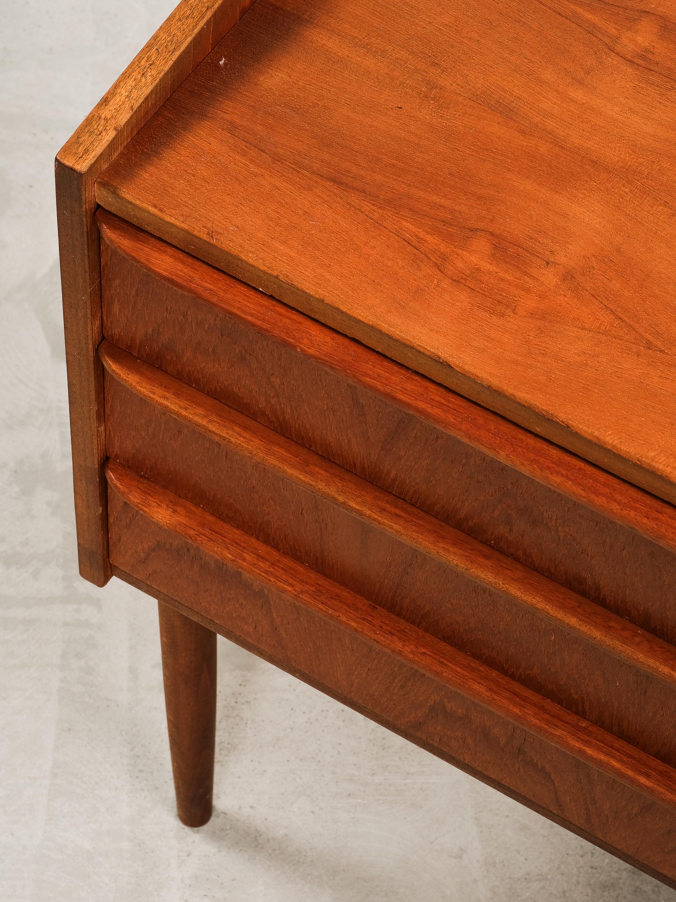 Metà XX secolo Cassettone scandinavo a tre cassetti in teak, anni '50 in vendita