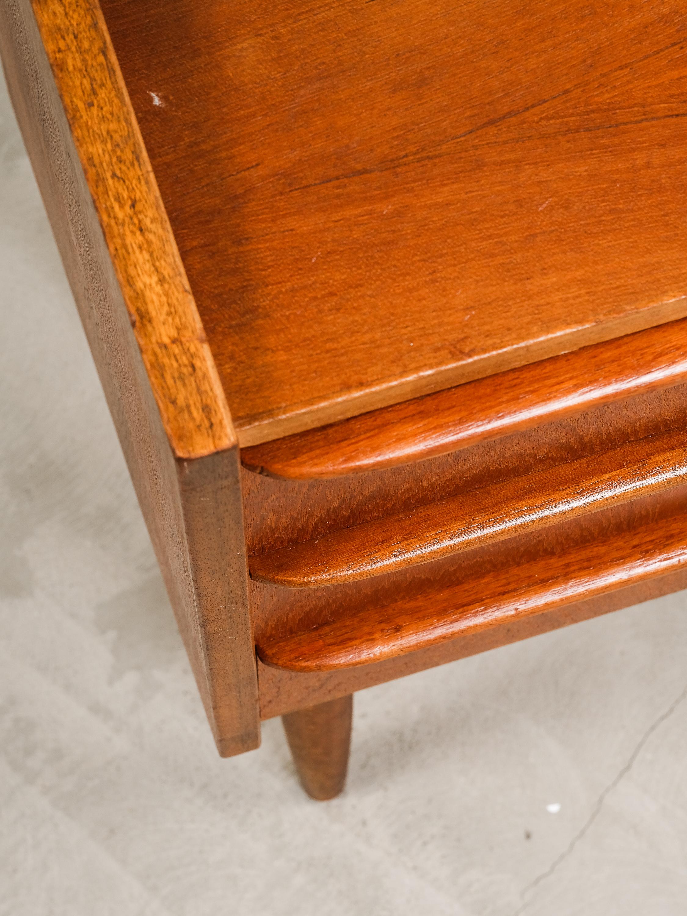 Cassettone scandinavo a tre cassetti in teak, anni '50 in vendita 1