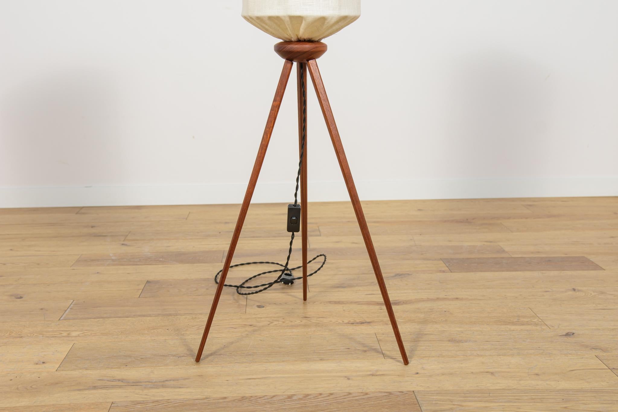 Scandinavian Three-legged Teak Lamp, Sweden, 1970s For Sale 5