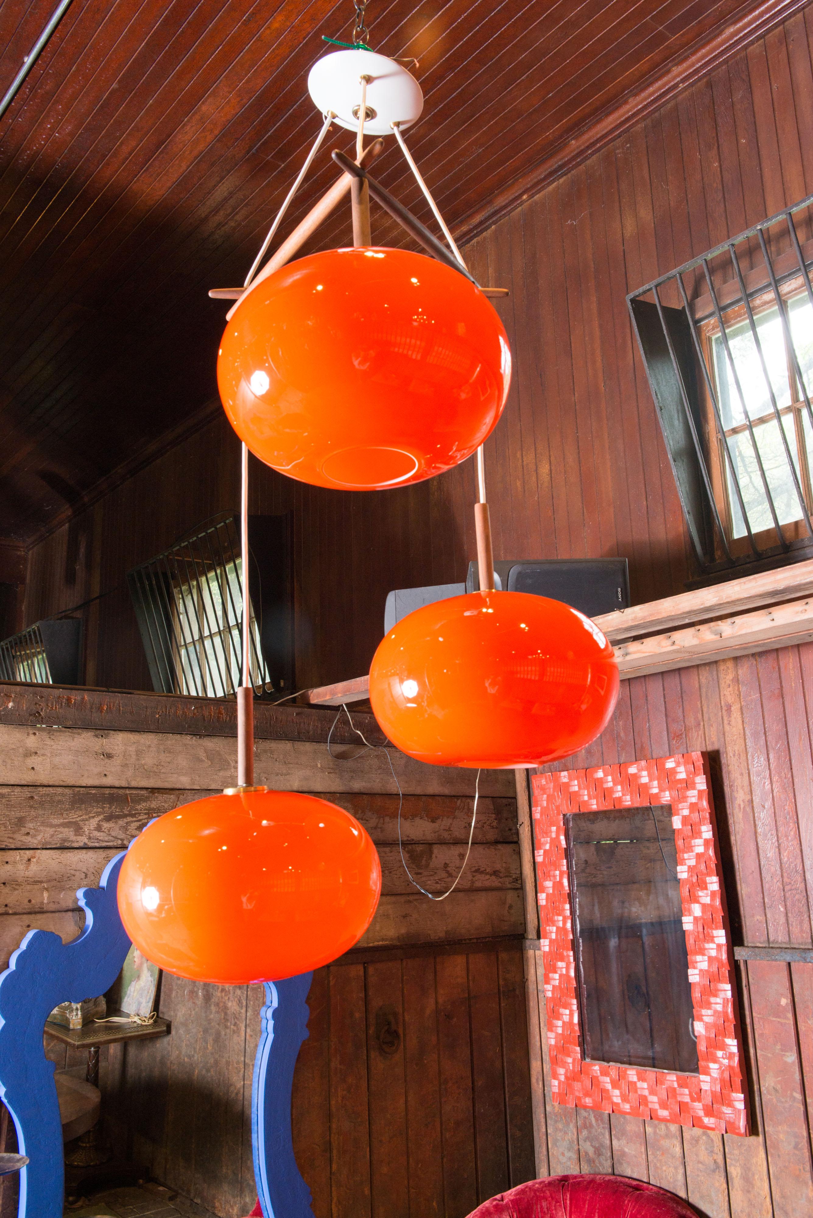 Lustre à suspension scandinave à trois globes en verre orange en vente 5