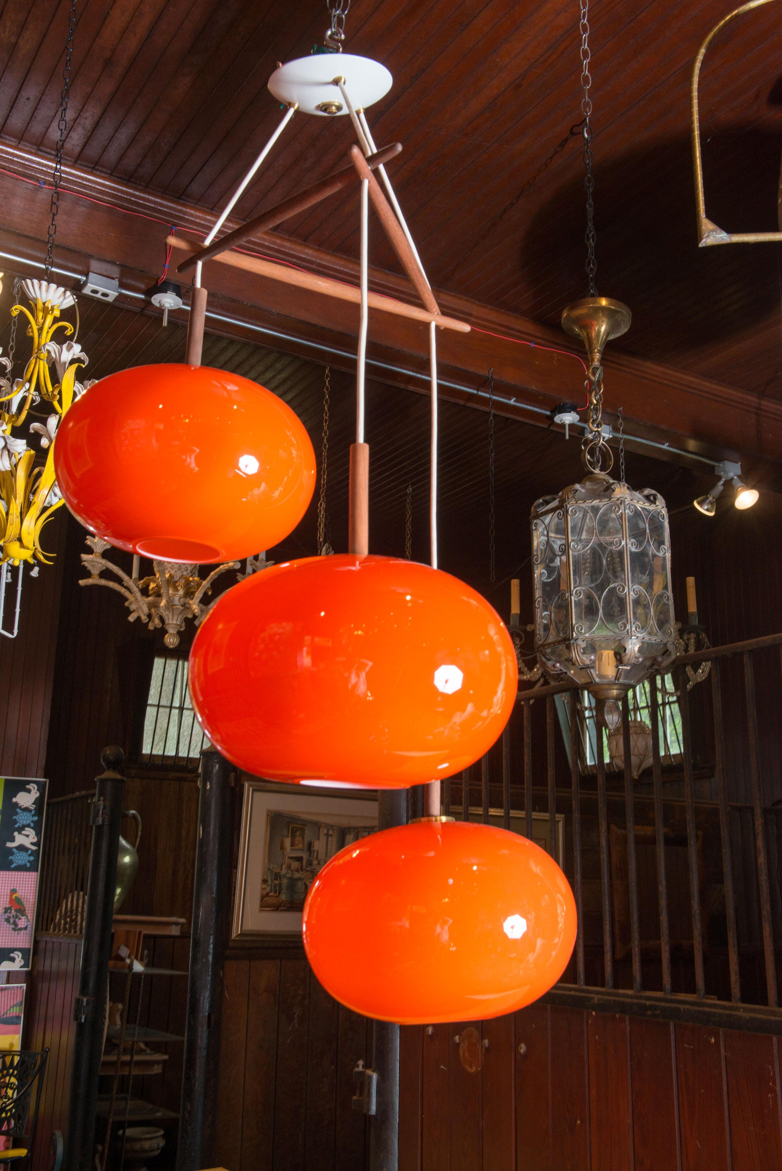 Lámpara colgante escandinava de tres globos de cristal naranja Moderno de mediados de siglo en venta