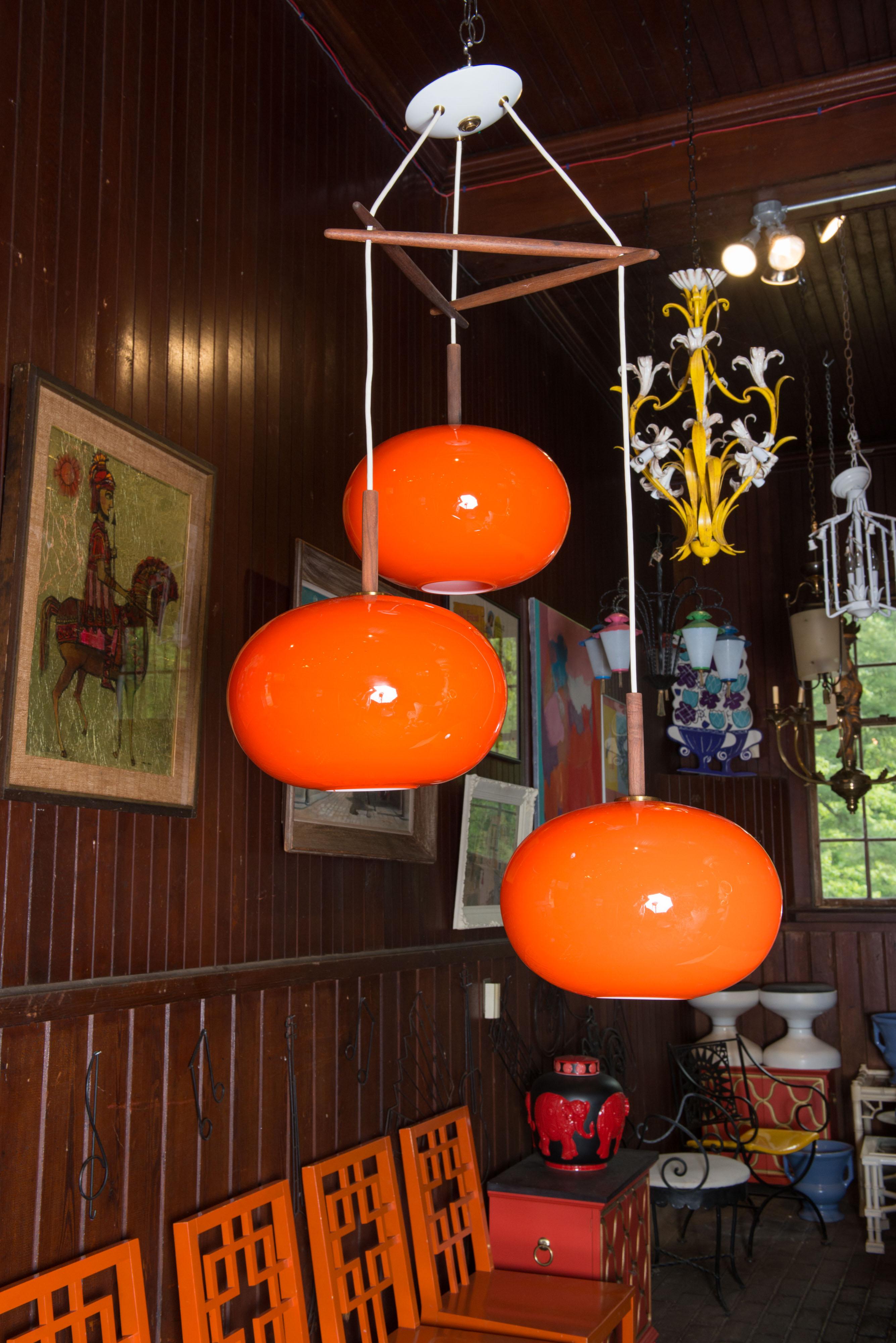 Lustre à suspension scandinave à trois globes en verre orange Bon état - En vente à Stamford, CT