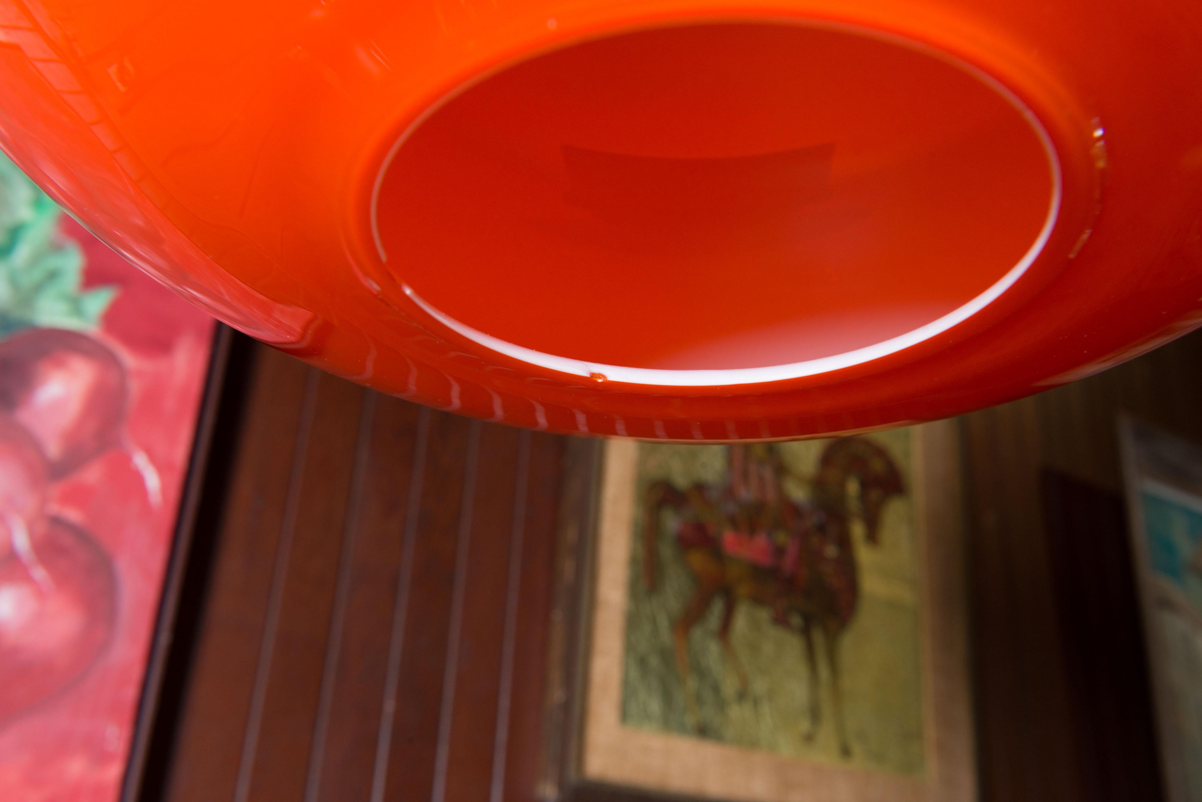 Milieu du XXe siècle Lustre à suspension scandinave à trois globes en verre orange en vente