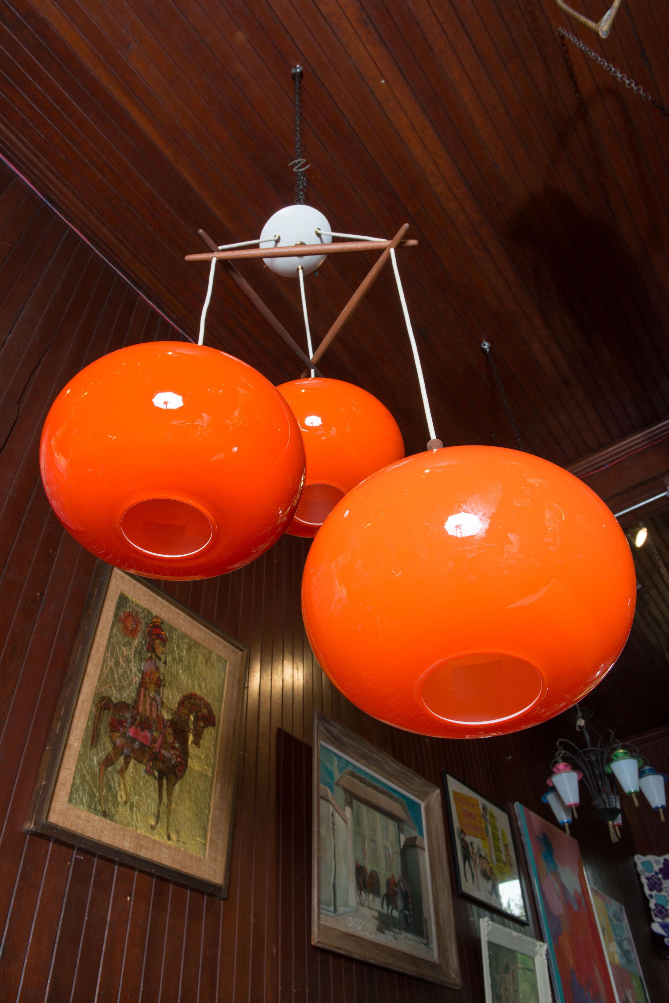 Skandinavischer Kronleuchter mit drei orangefarbenen Glaskugeln als Anhänger im Angebot 1