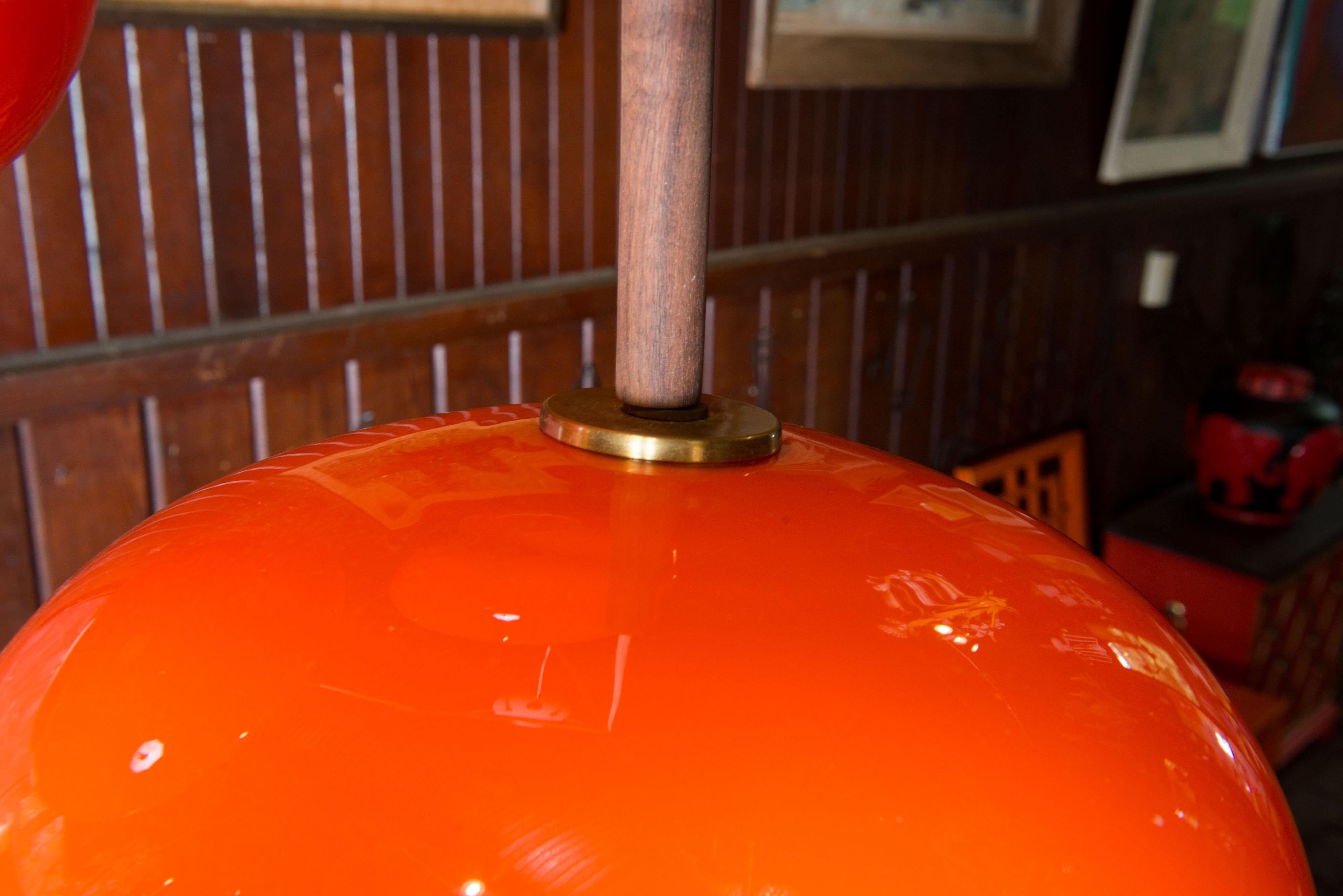 Lustre à suspension scandinave à trois globes en verre orange en vente 1