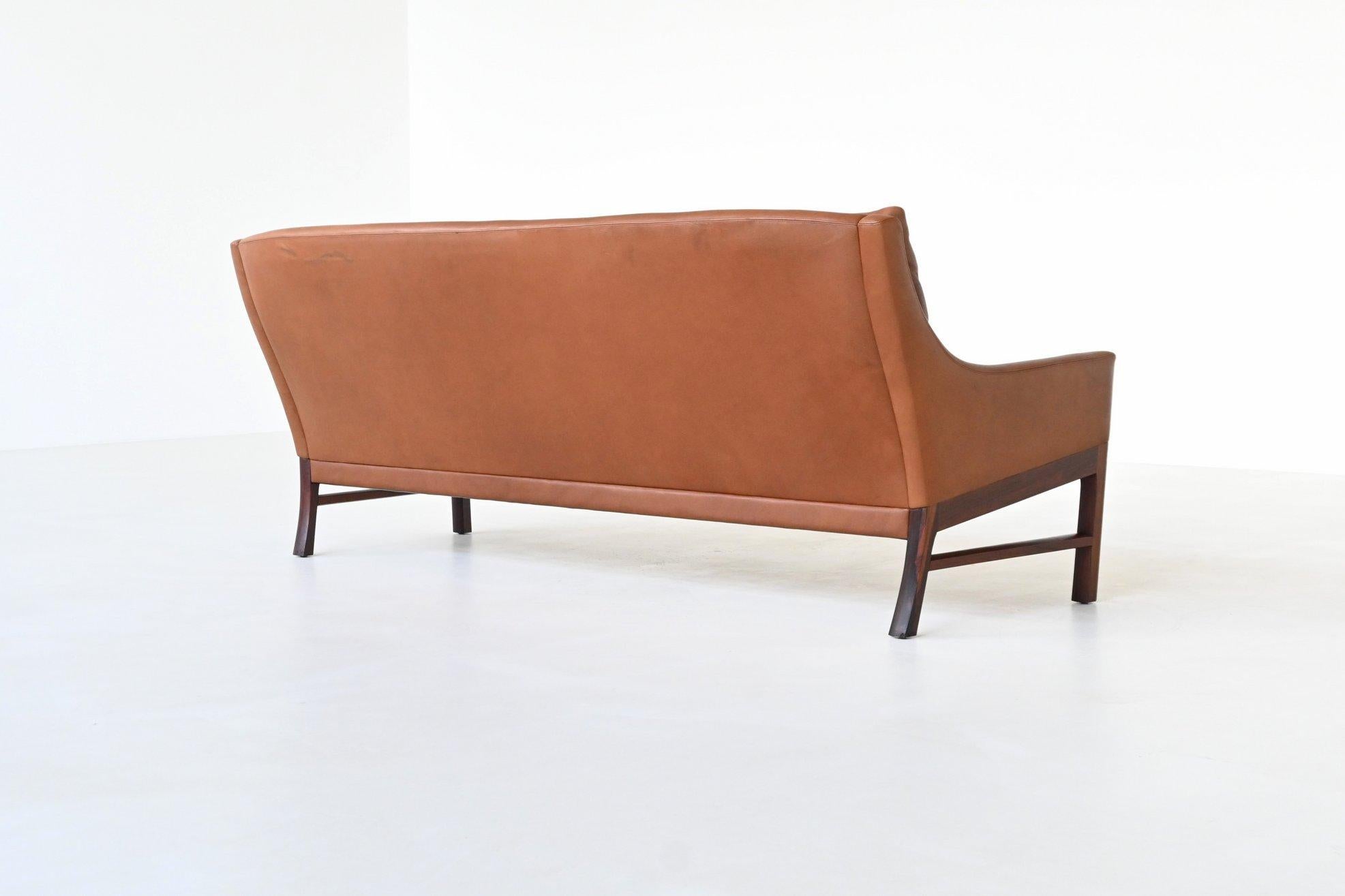 Scandinavo moderno Divano scandinavo a tre posti in palissandro e pelle marrone Danimarca 1960 in vendita