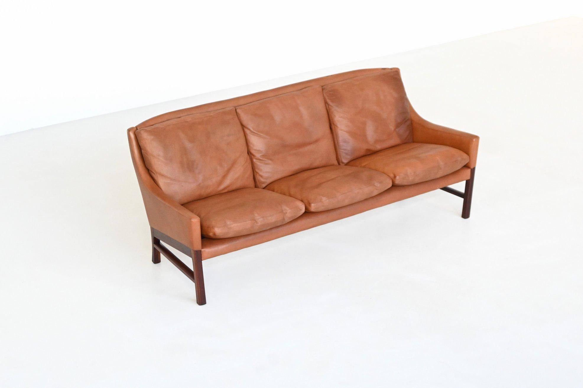 Metà XX secolo Divano scandinavo a tre posti in palissandro e pelle marrone Danimarca 1960 in vendita