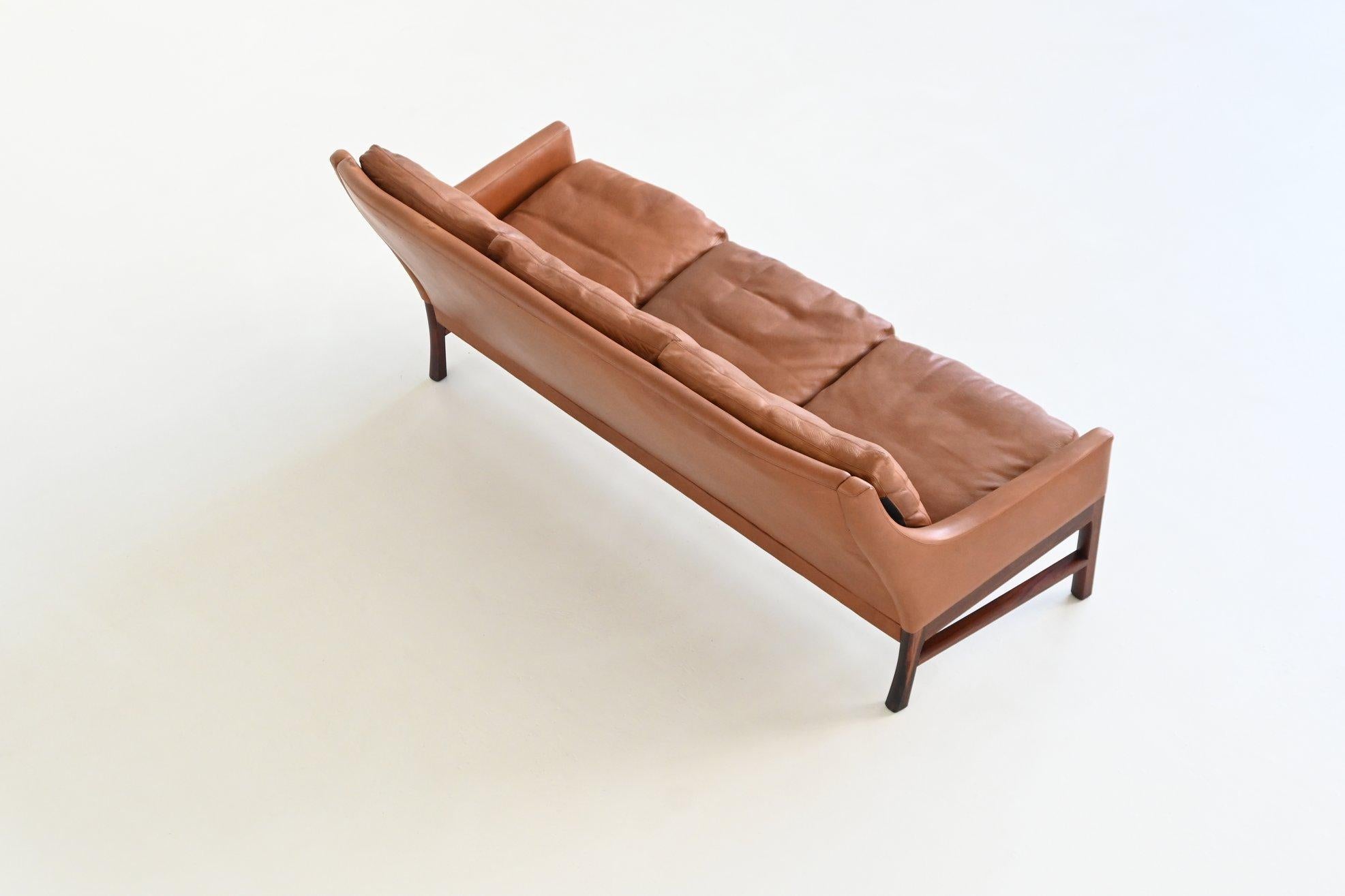 Pelle Divano scandinavo a tre posti in palissandro e pelle marrone Danimarca 1960 in vendita
