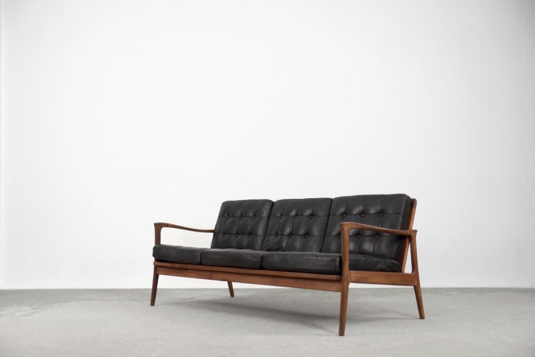 This Böja three-seater sofa was designed by Carl-Erik Johansson for the Swedish manufacture Bejra Möbel during the 1960s. The organically shaped frame with contoured armrests is made of solid teak wood with a natural finish. It has six loosely seat