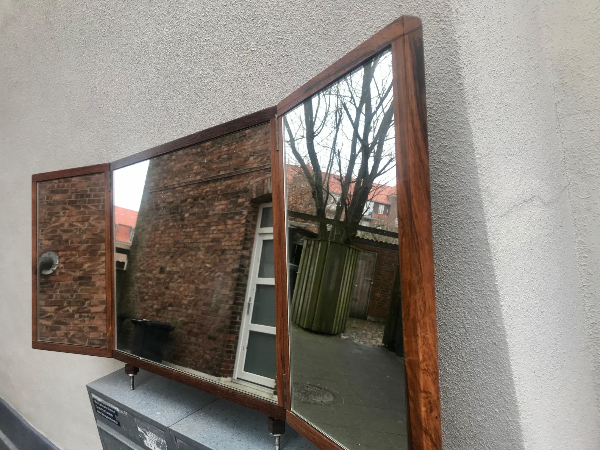 Ein seltener klappbarer dreiflügeliger Spiegel aus Palisanderholz und feinen Messingdetails. Entworfen und hergestellt von Aksel Kjersgaard in Dänemark in den 1960er Jahren. Er wurde als Schminkspiegel konzipiert, der es Ihnen ermöglicht, Ihr