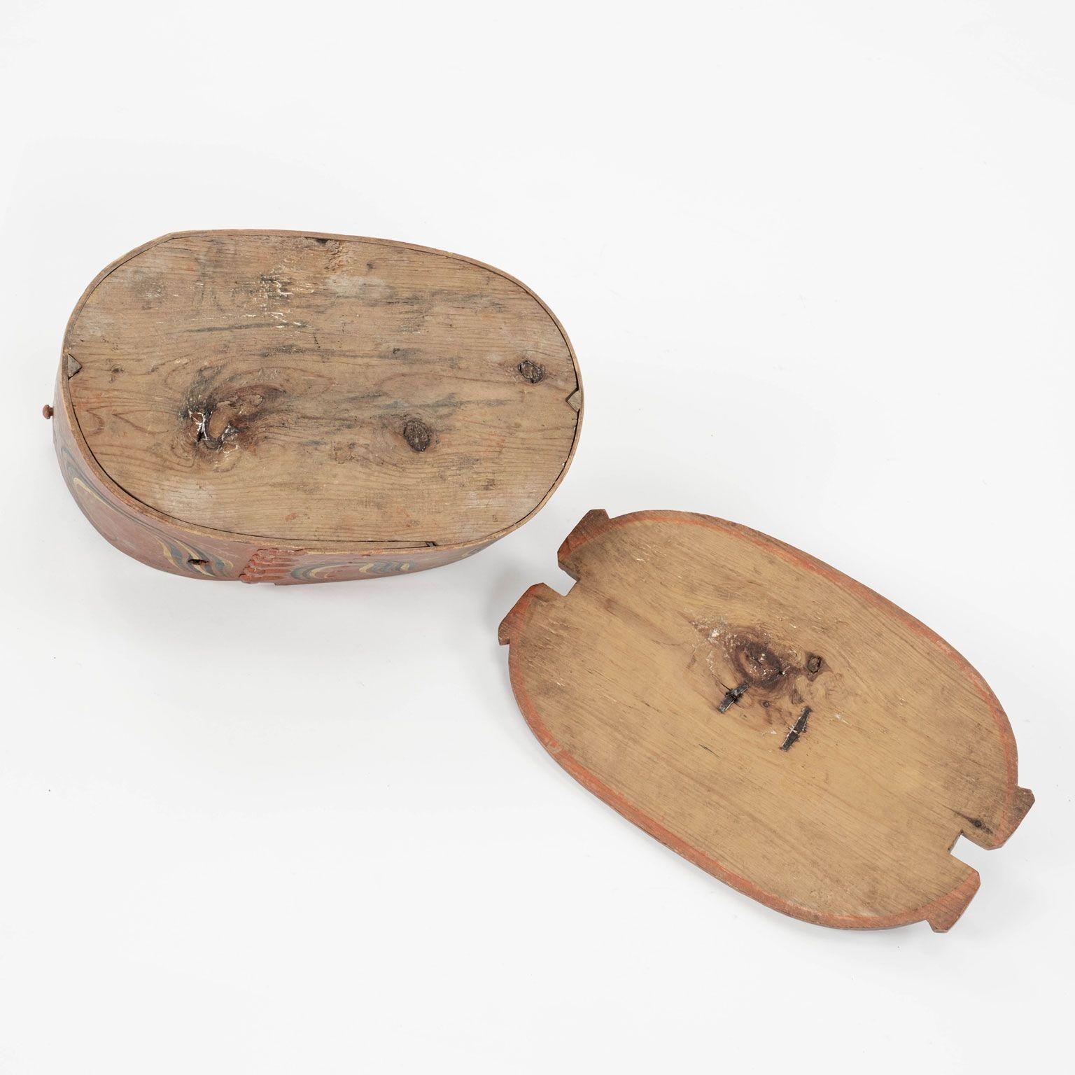 Scandinavian Tine, or Svepask, Painted Bentwood Oval-Shape Box For Sale 2