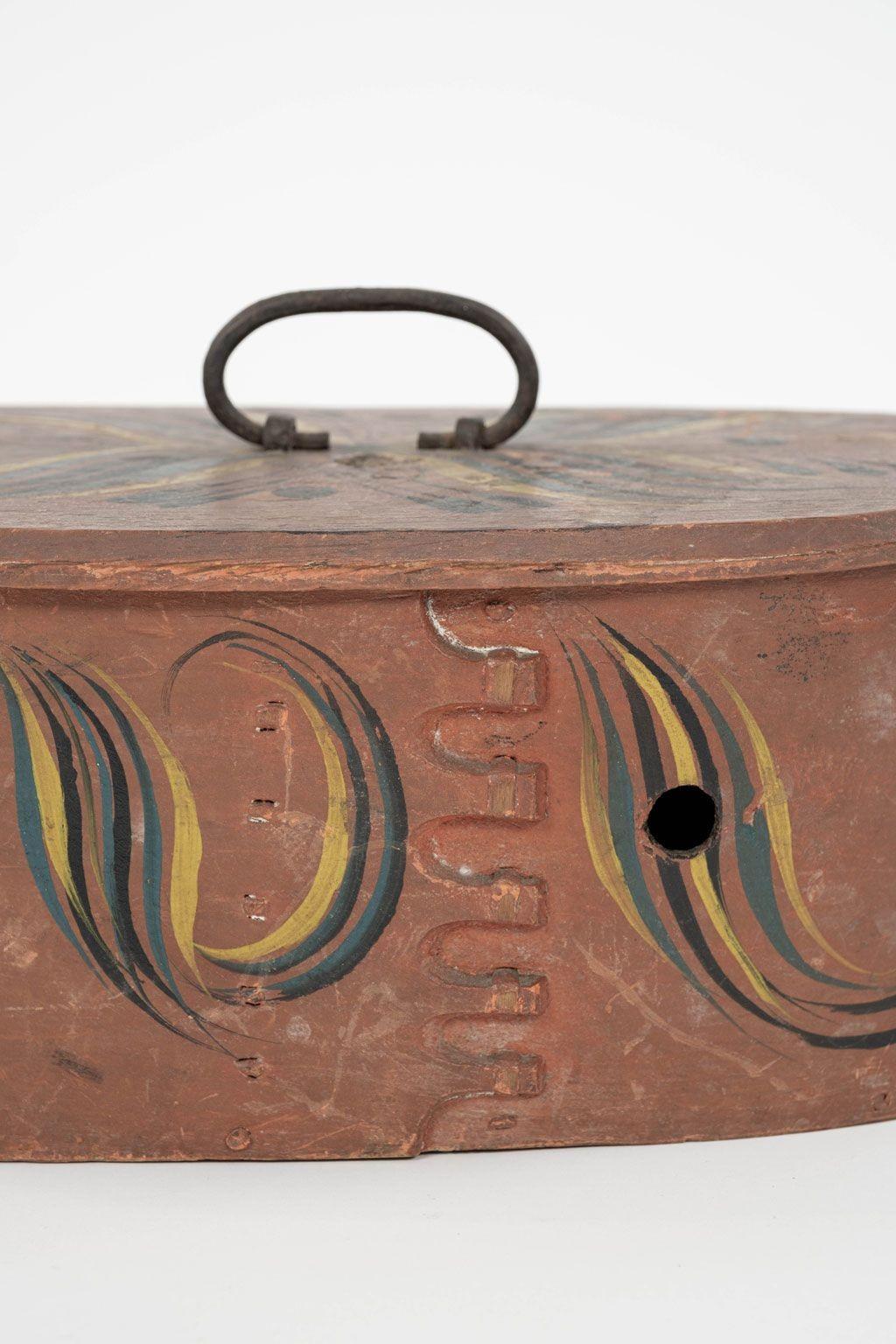 Skandinavische Tine oder Svepask, bemalter ovaler Kasten aus Bugholz, ca. Ende des 19. Jahrhunderts, wahrscheinlich aus der Region Sogn og Fjordane. Die Box besteht aus dünnen Schichten dampfgebogenen Holzes, die mit einem Stück Birkenwurzel