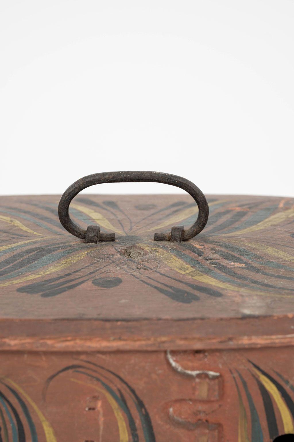 Hand-Carved Scandinavian Tine, or Svepask, Painted Bentwood Oval-Shape Box For Sale