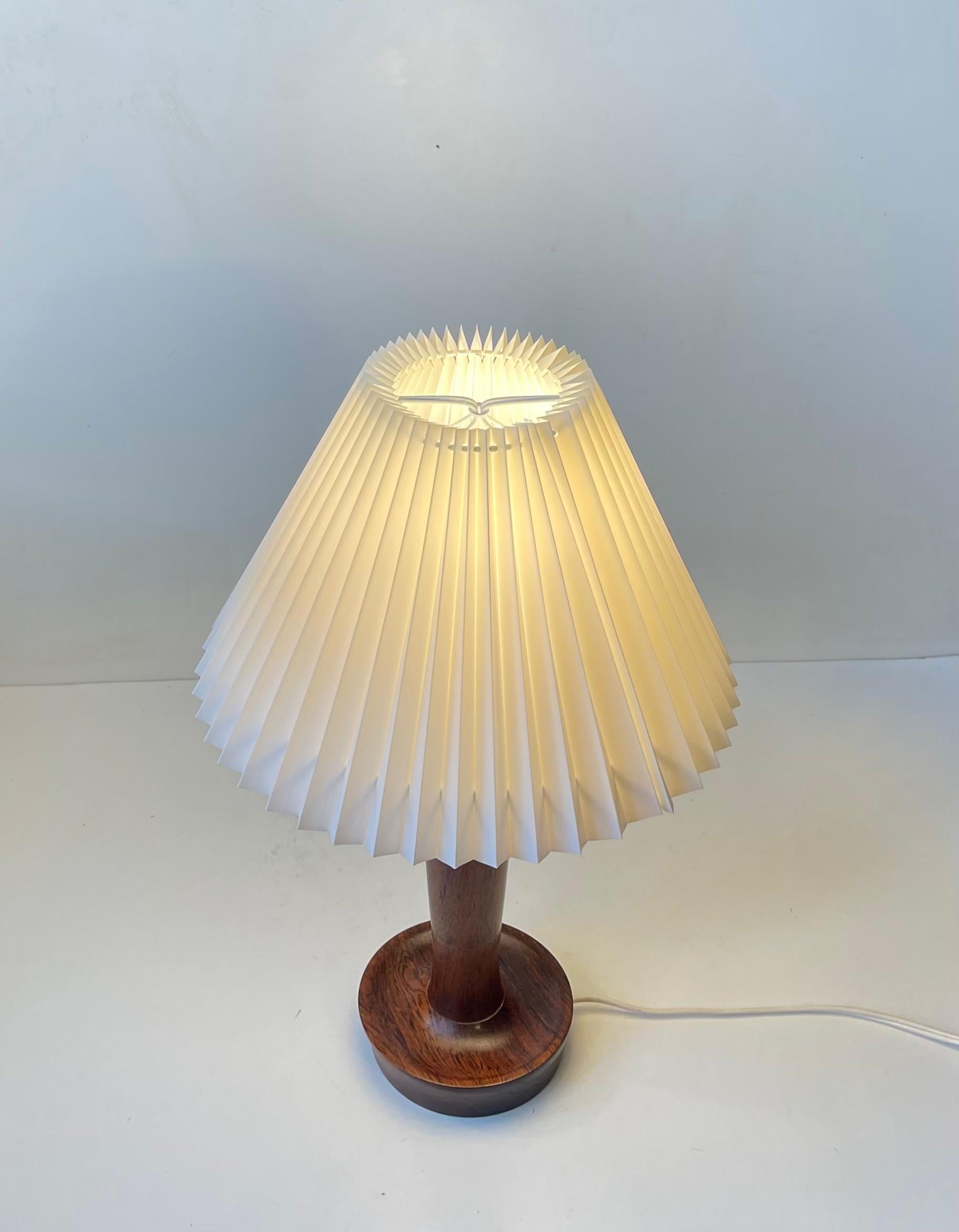 Lampe de bureau scandinave torpilles en bois de rose tourné, années 1960 Bon état - En vente à Esbjerg, DK