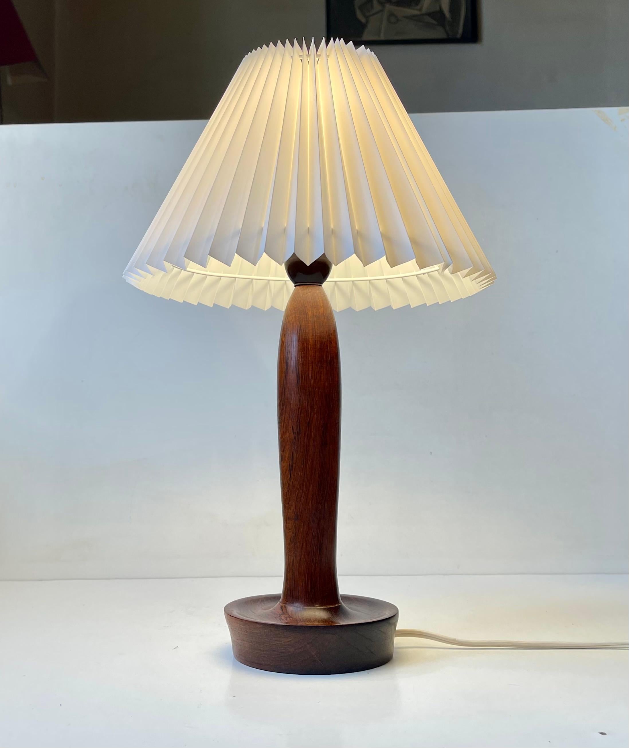 Milieu du XXe siècle Lampe de bureau scandinave torpilles en bois de rose tourné, années 1960 en vente