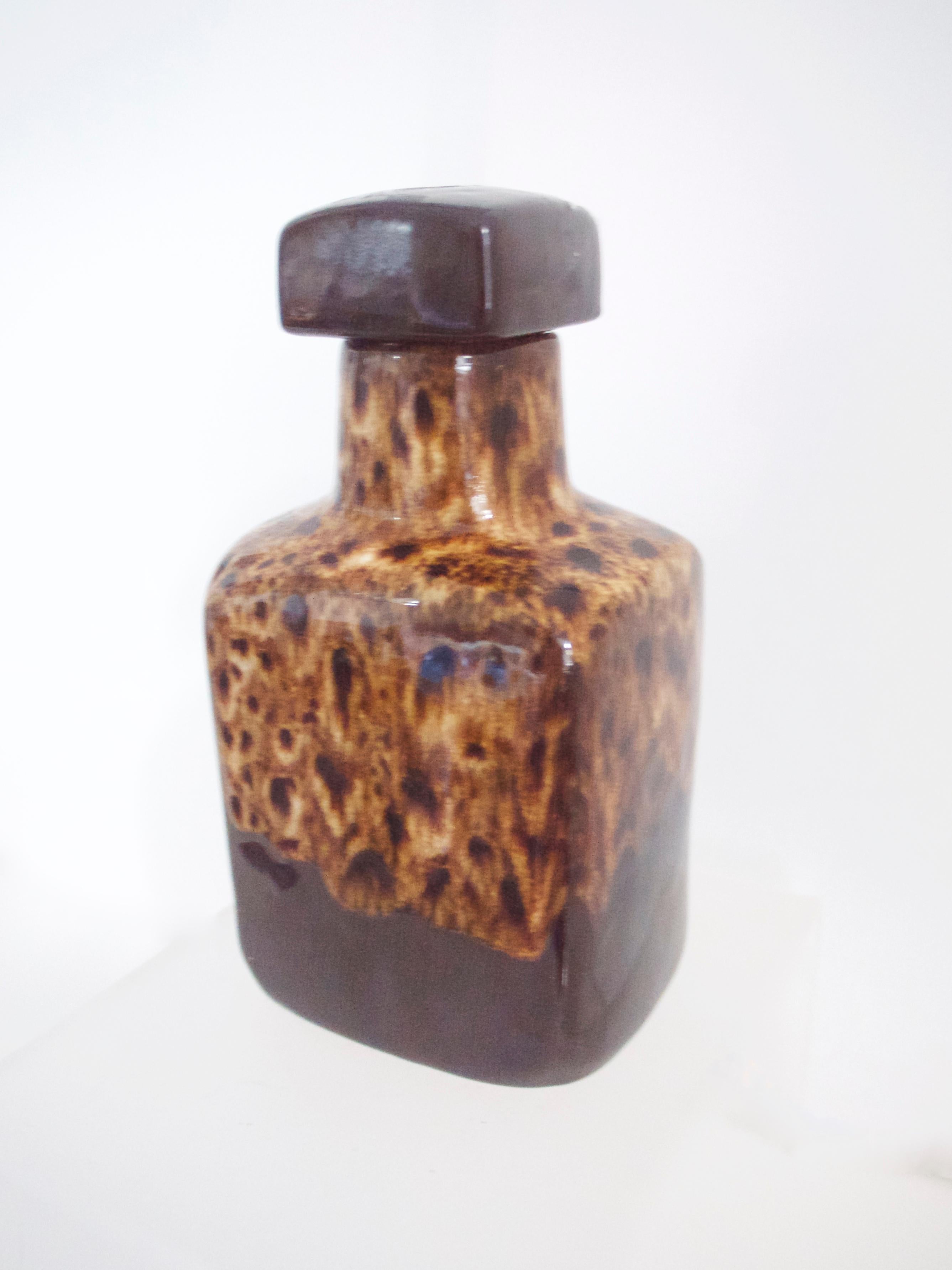 Scandinavian Tortoishell glaze ceramic 'Stubby' Flacon' barware for study, mid-1960s. Color way in shades of amber. This 'flacon' would have been used for white alcohol.
 


Measures: Height 19 cms
Depth 9 cms
Width 10 cms.