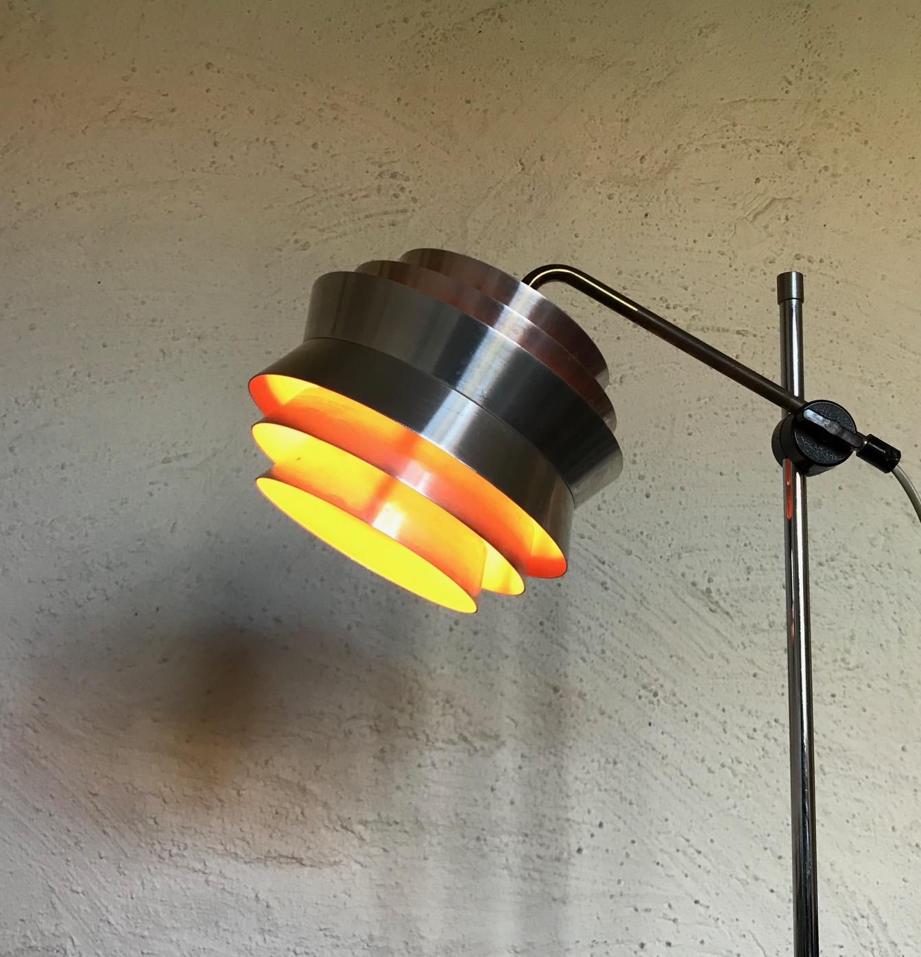 Il s'agit d'un lampadaire entièrement réglable composé d'une tige en acier chromé, d'un support d'abat-jour en laiton et d'un abat-jour et d'une base en aluminium brossé. Cette lampe appelée 